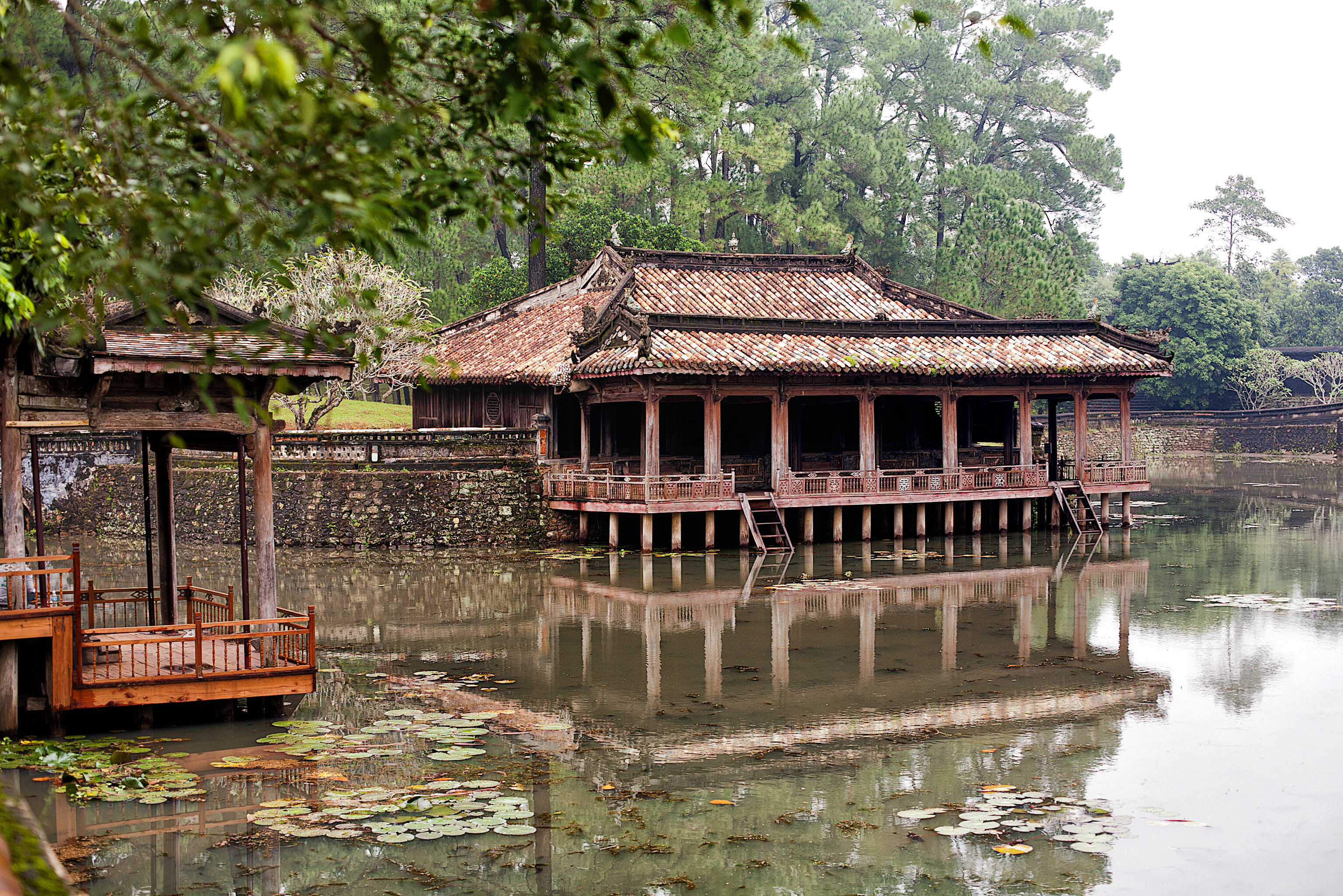 Mausoleum van keizer Tu Duc in omgeving Hue in Vietnam