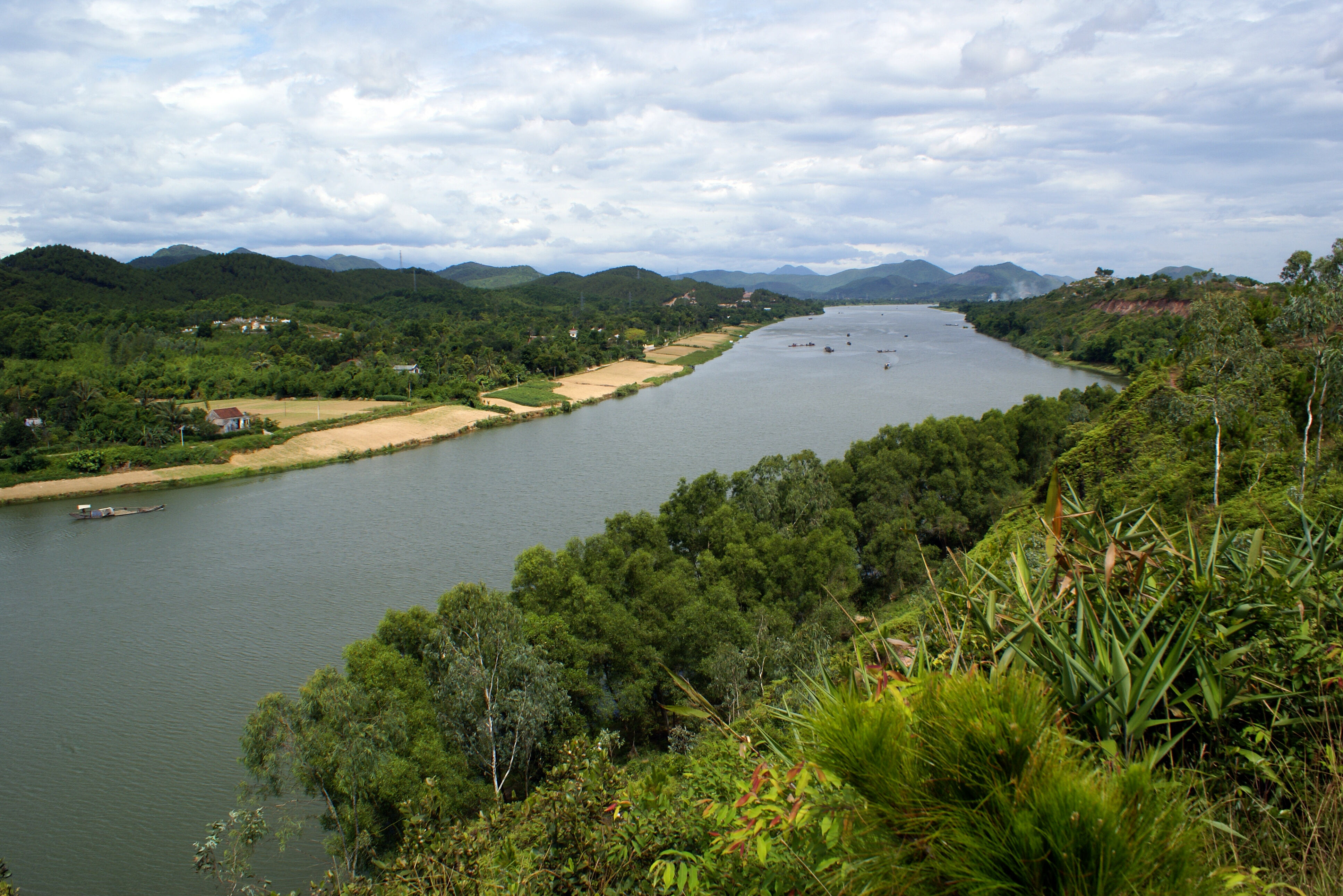 Uitzicht over de Parfumrivier in Hue in Vietnam