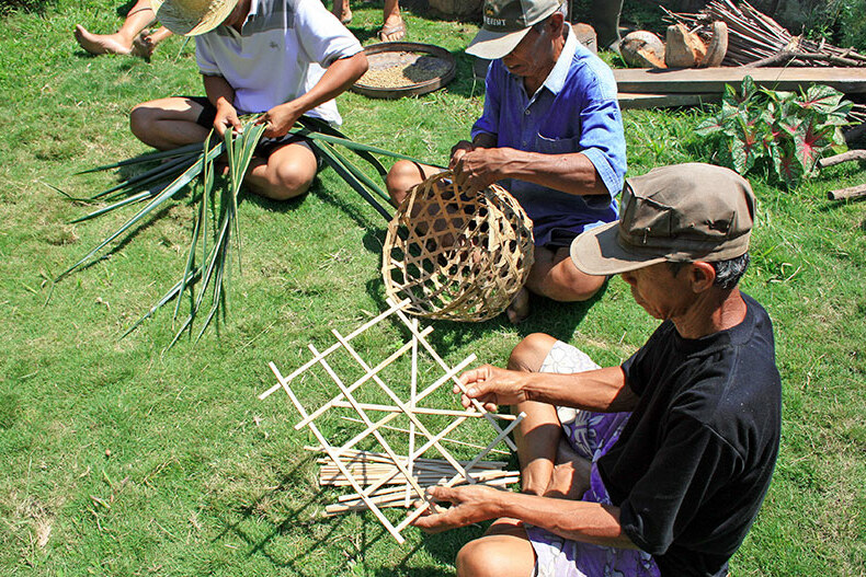 Manden vlechten in een dorp op Bali