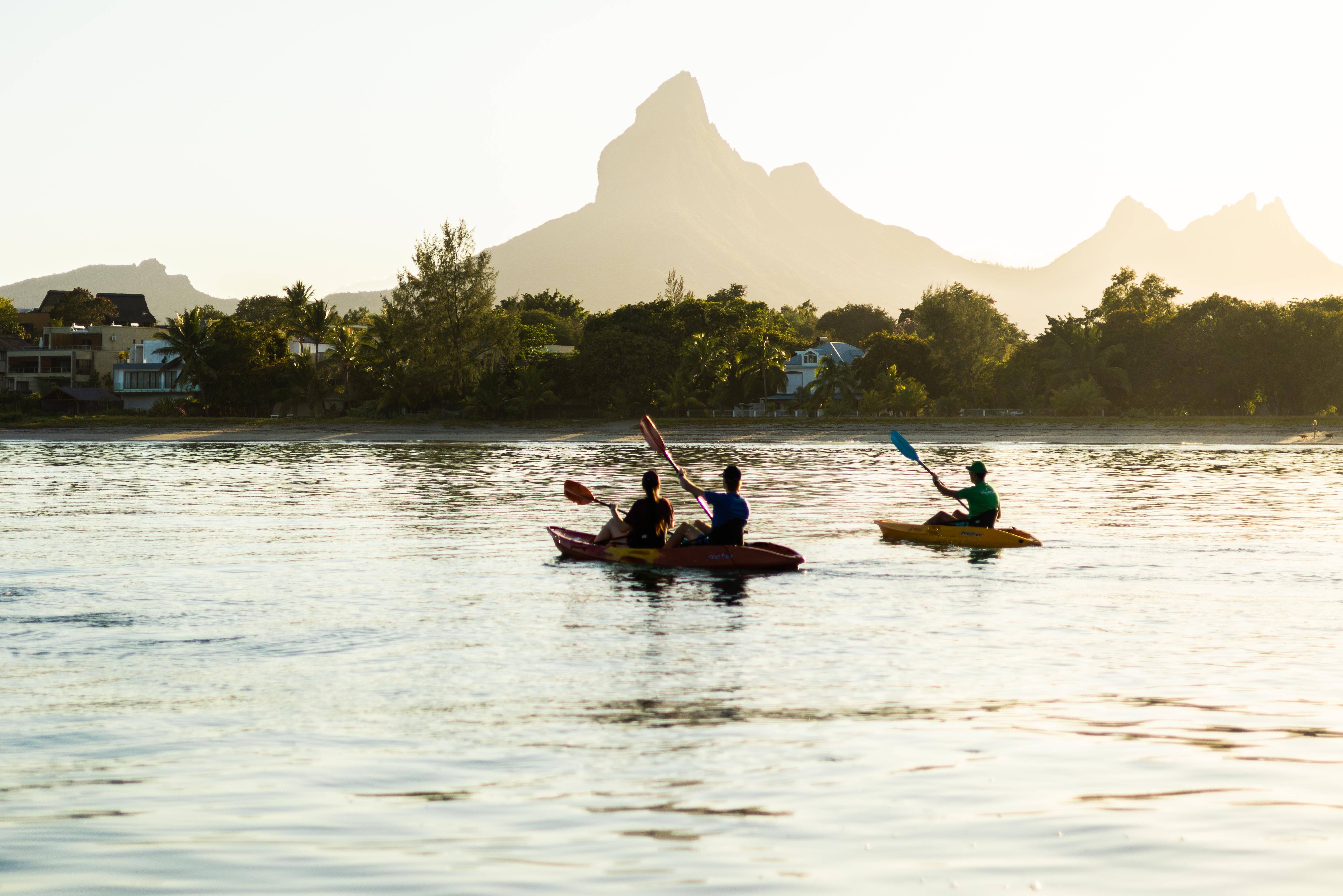 Kajakken bij zonsopkomst in Mauritius