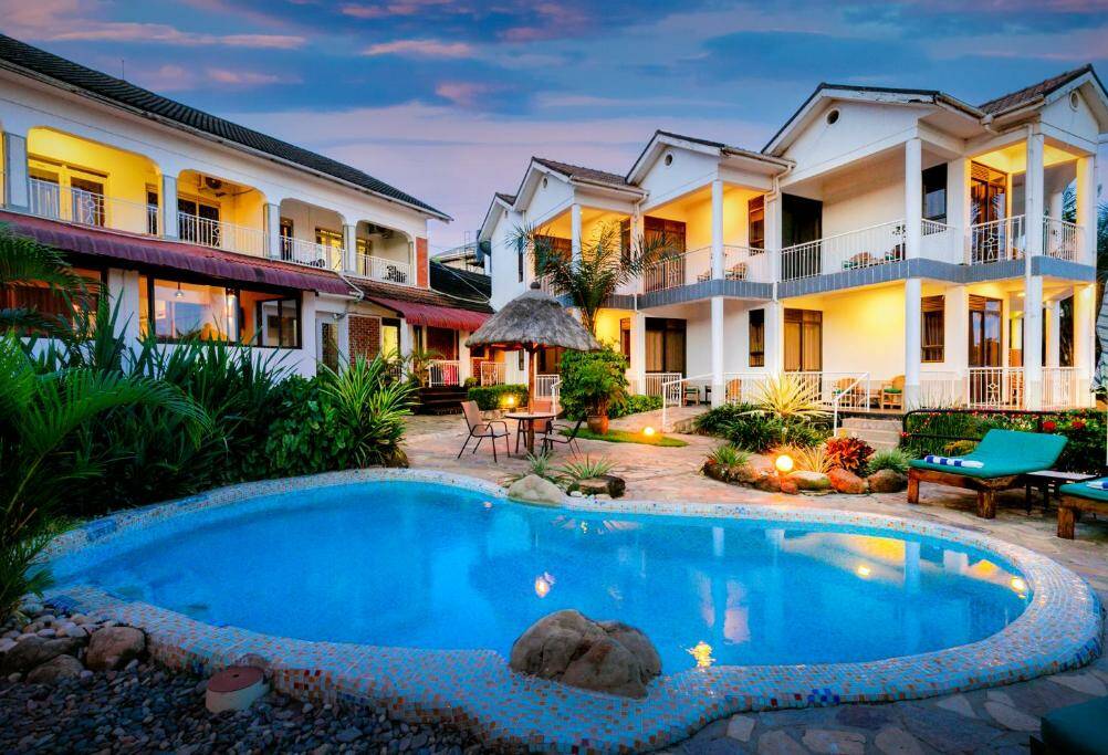 Kamers en zwembad 2Friends hotel in Entebbe Uganda