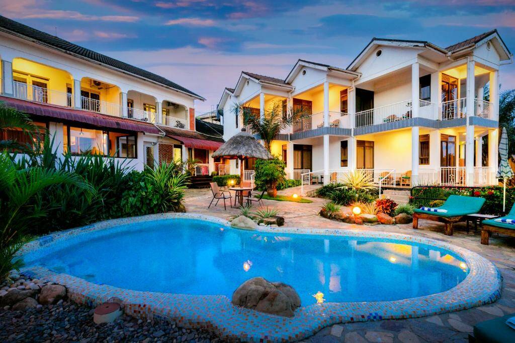 Zwembad in het 2friends beach hotel Entebbe Uganda