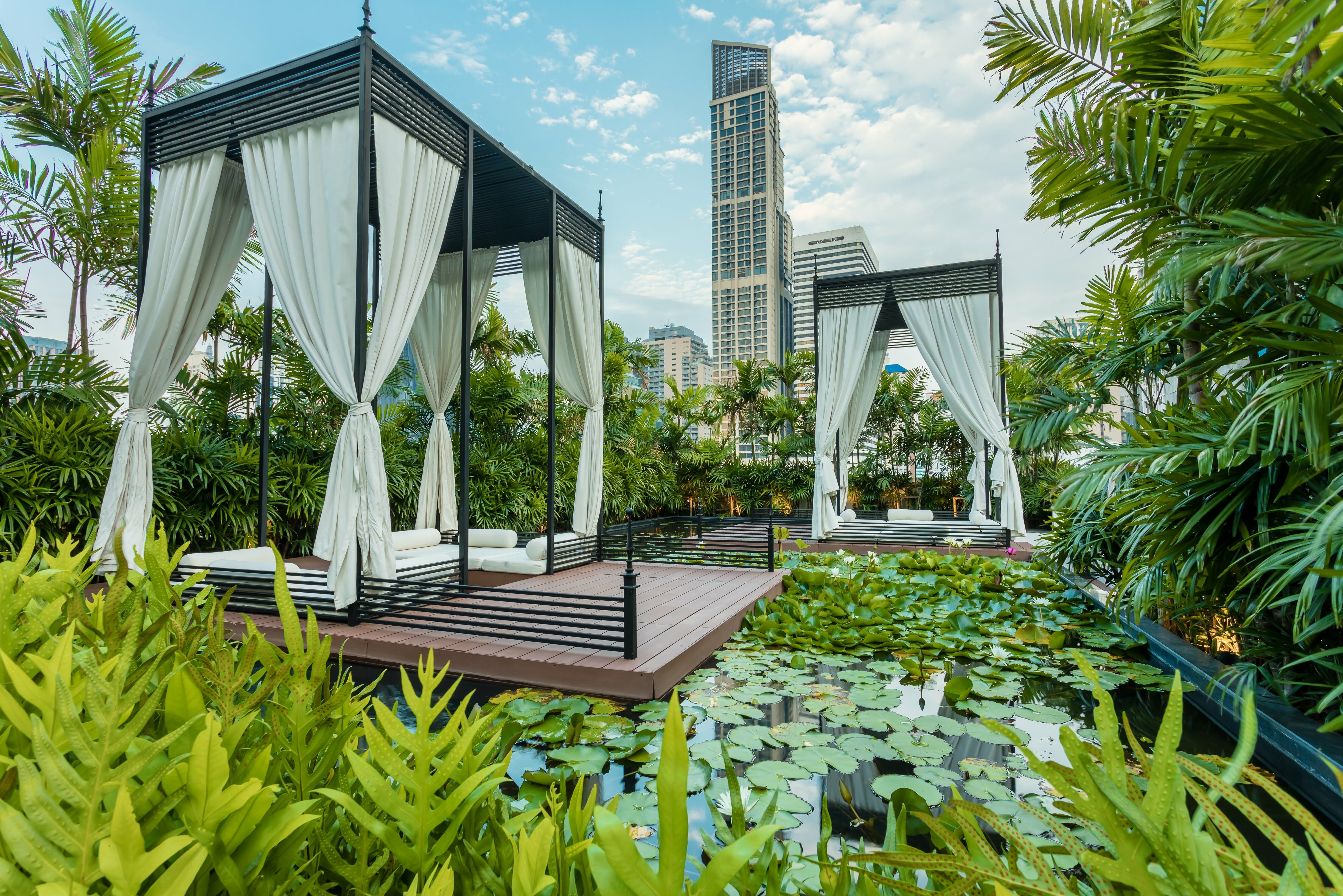 Cabana op Rooftop Movenpick hotel Sukhumvit 15 Bangkok