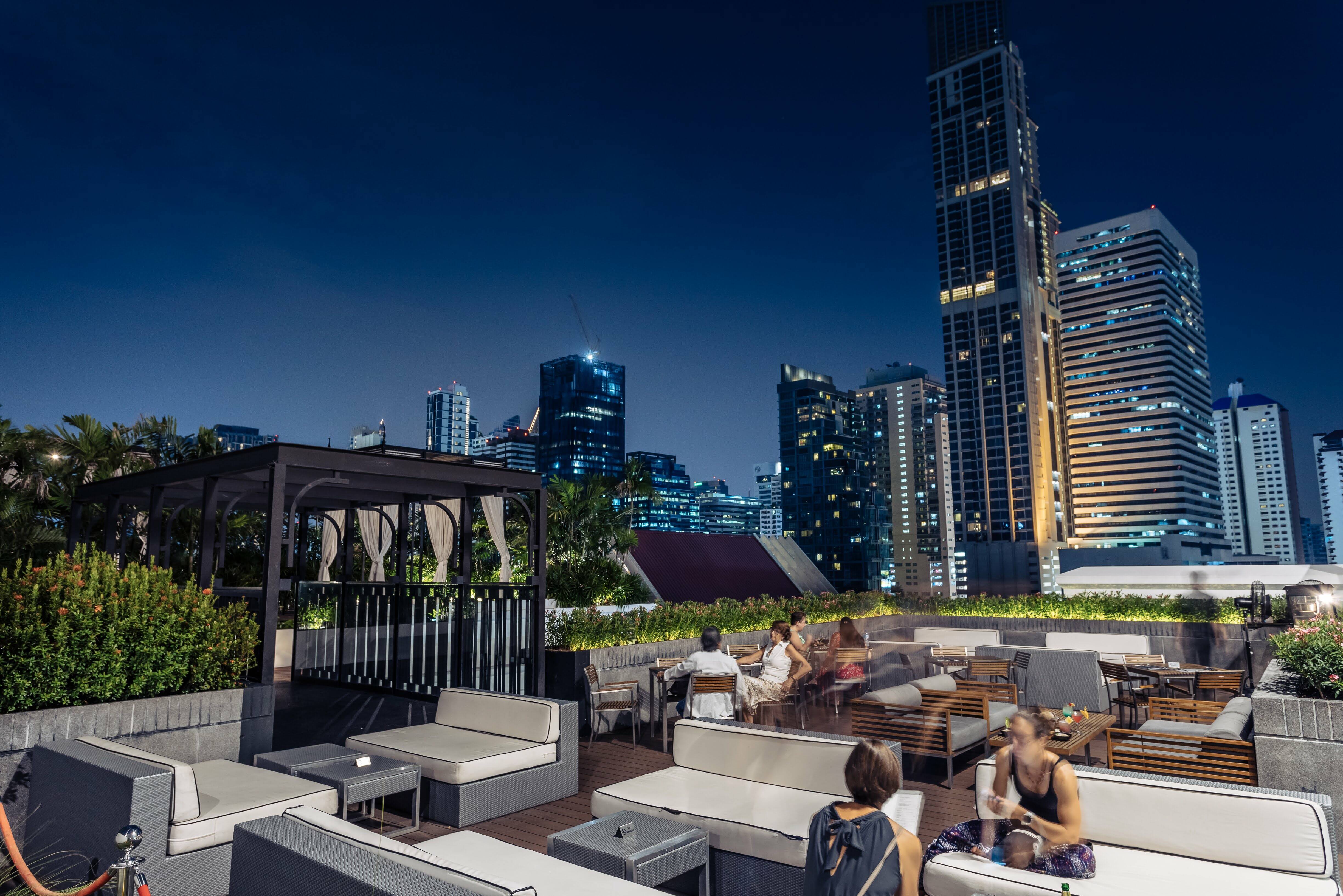 Rooftop met skyline Movenpick hotel Sukhumvit 15 Bangkok