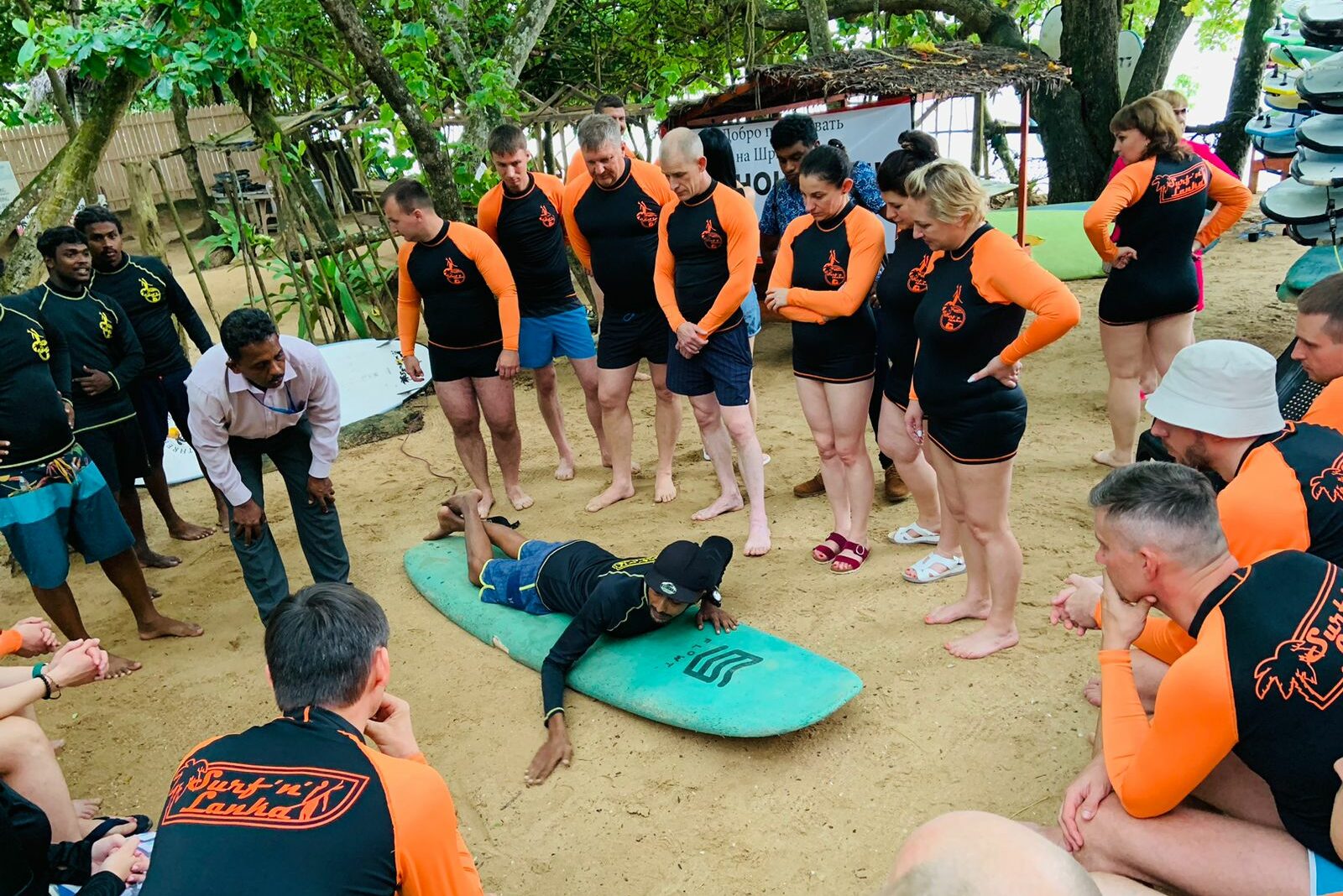 Instructies van surfer in Weligama Sri Lanka