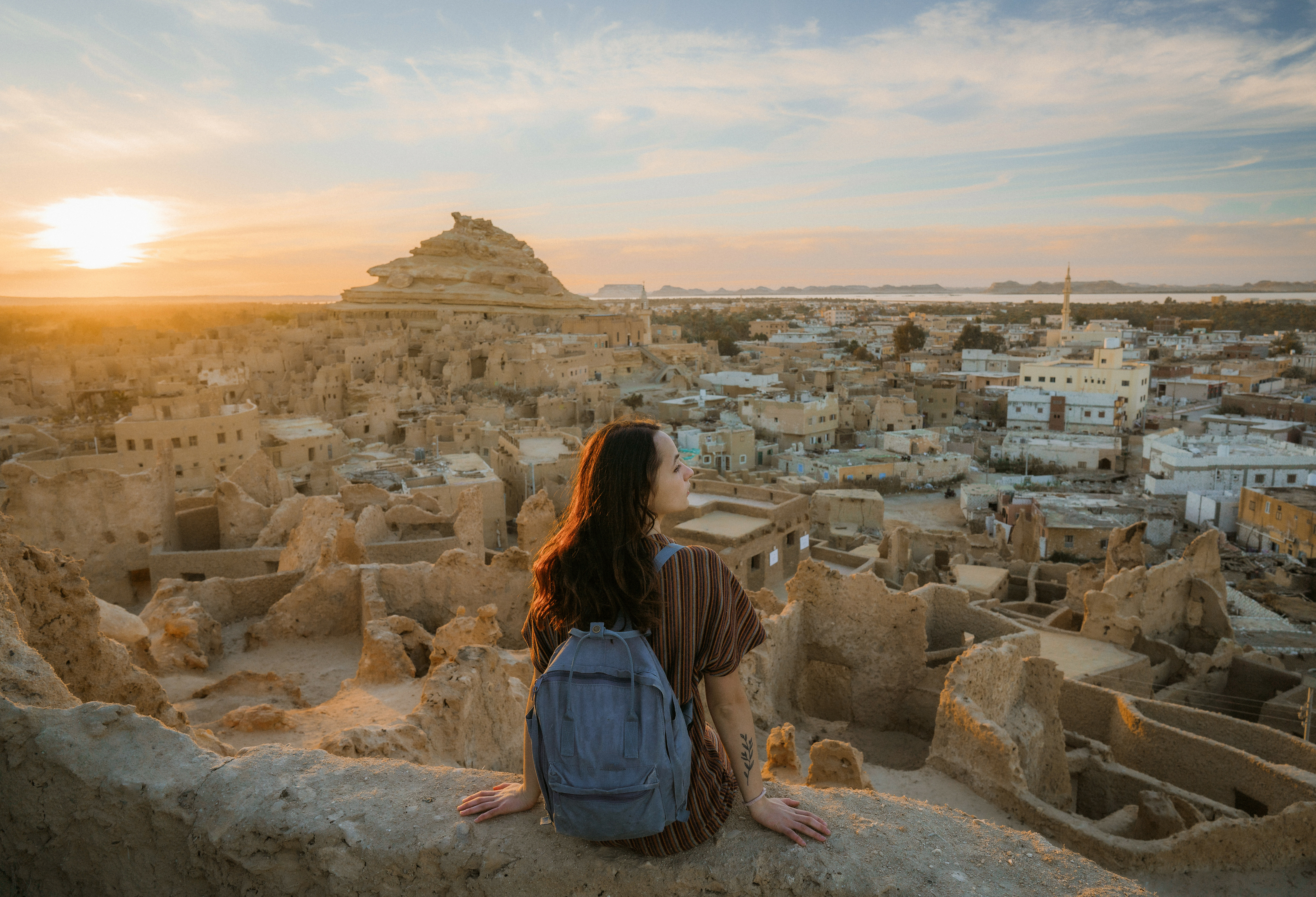 Vrouw bij zonsondergang Siwa Oase Egypte