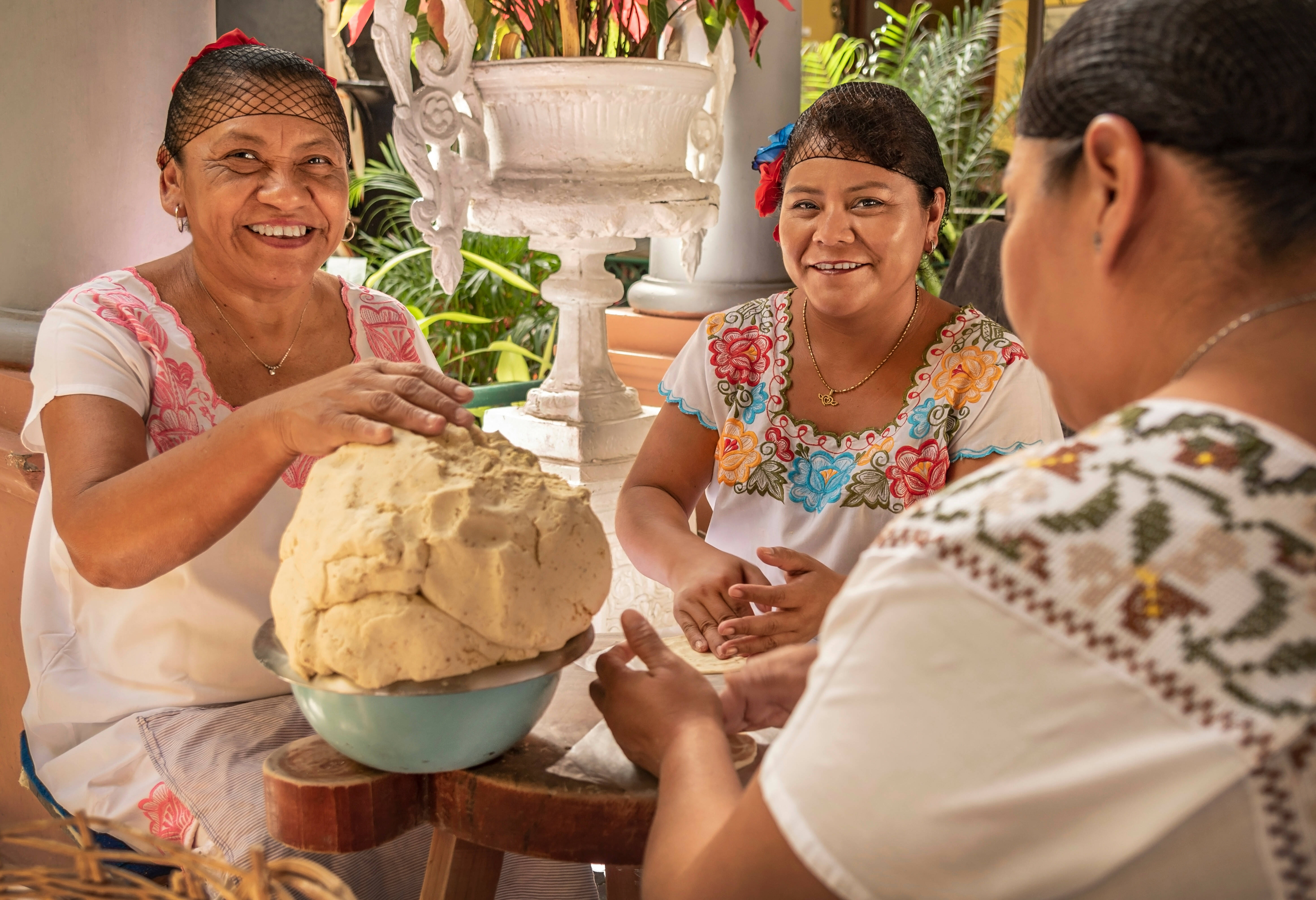 Mexicaanse dames die tortillas maken
