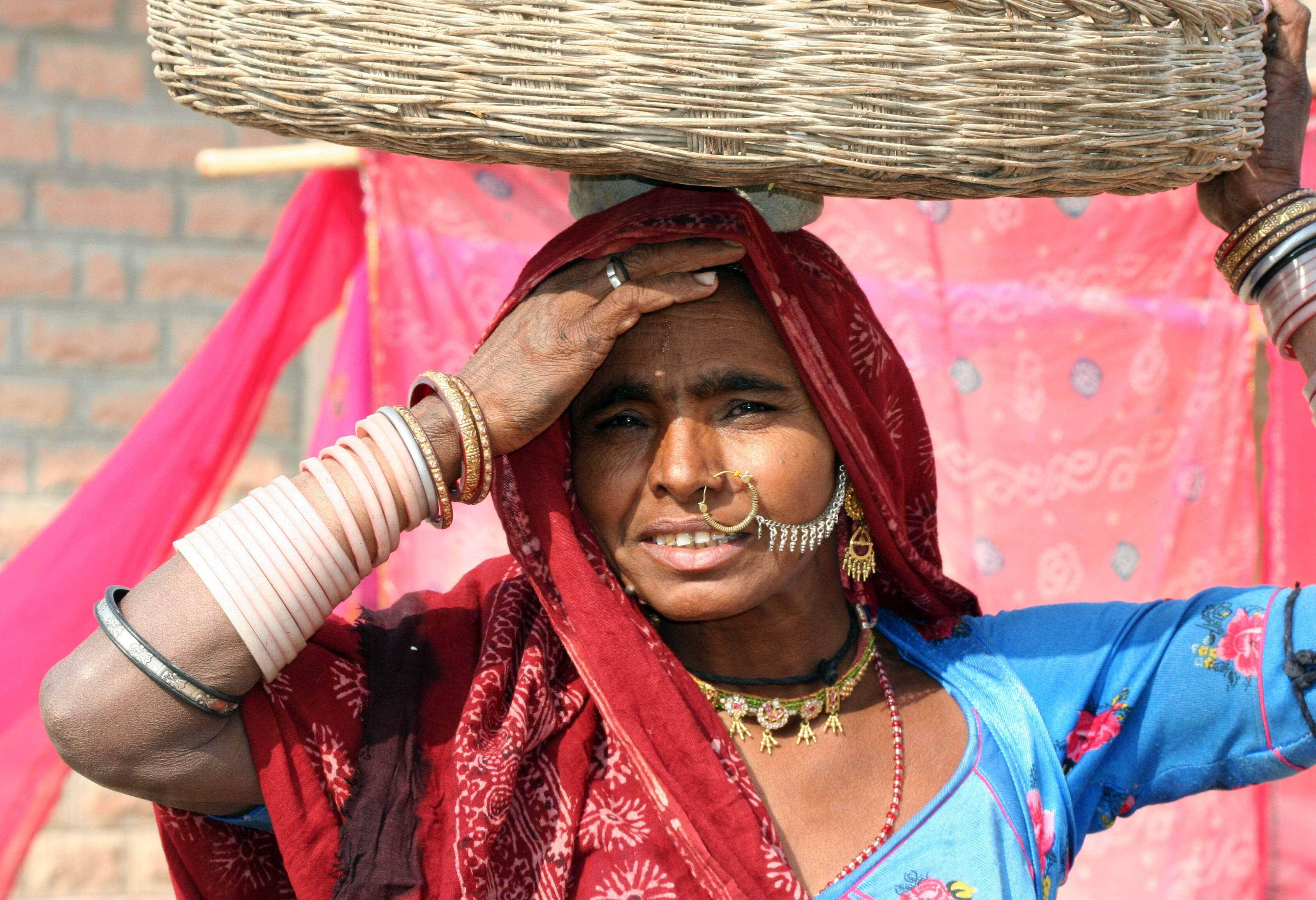 Vrouw met mand in India