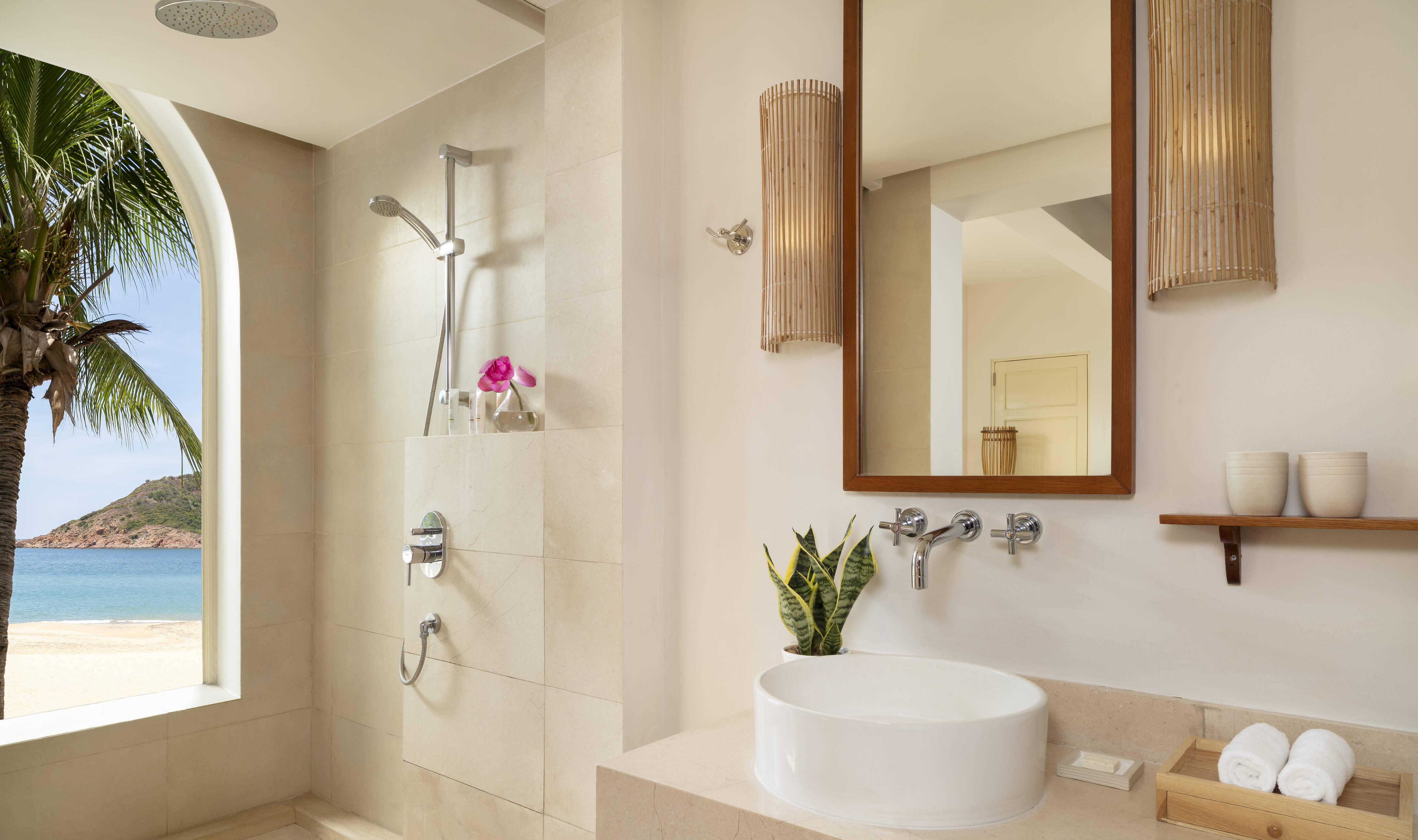 Badkamer van de Junior Ocean Suite in het Avani Quy Nhon Resort in Vietnam