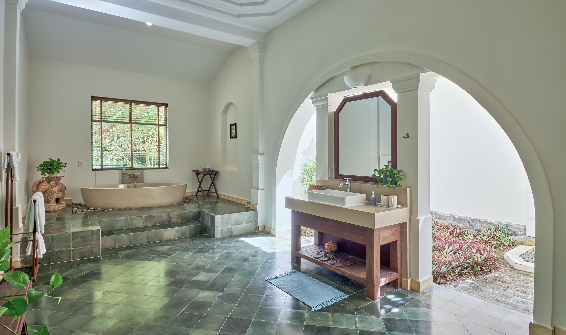 Halfopen badkamer van de Colonial Suite in Poulo Condor Boutique Resort op Con Dao in Vietnam