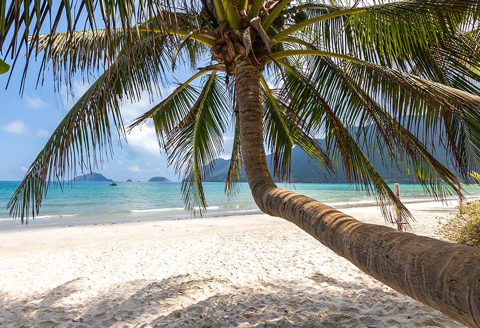 Een tropisch strand op Con Dao in Vietnam