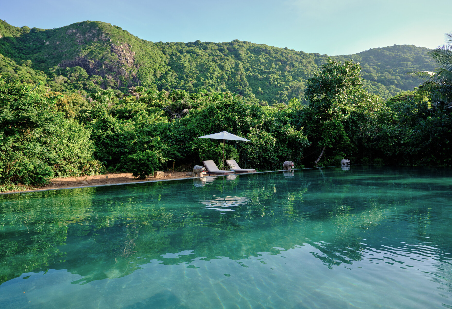Zwembad omgeven door groen in het Poulo Condor Boutique Resort op Con Dao in Vietnam