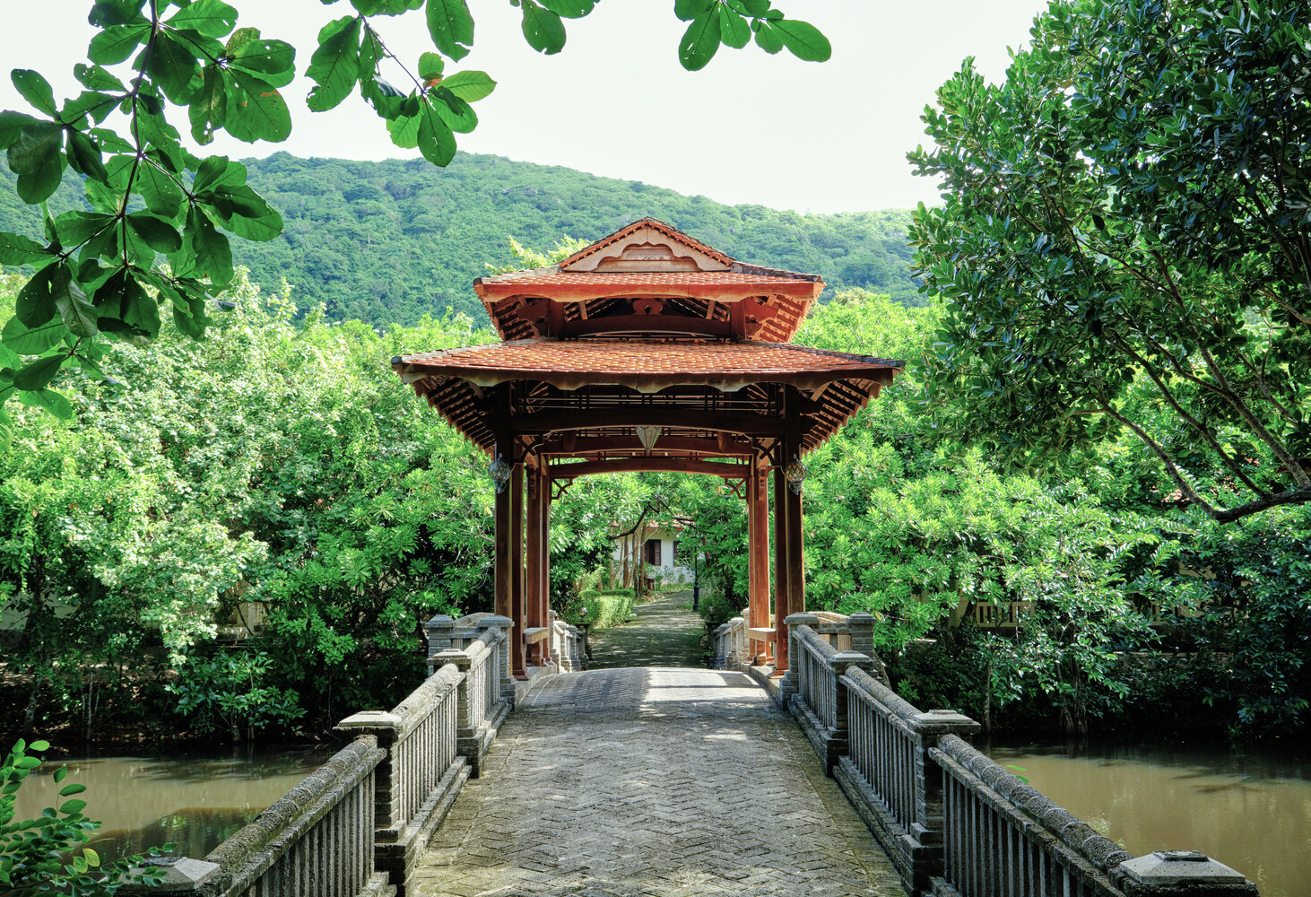 Stijlvolle tuinen van het Poulo Condor Boutique Resort op Con Dao in Vietnam