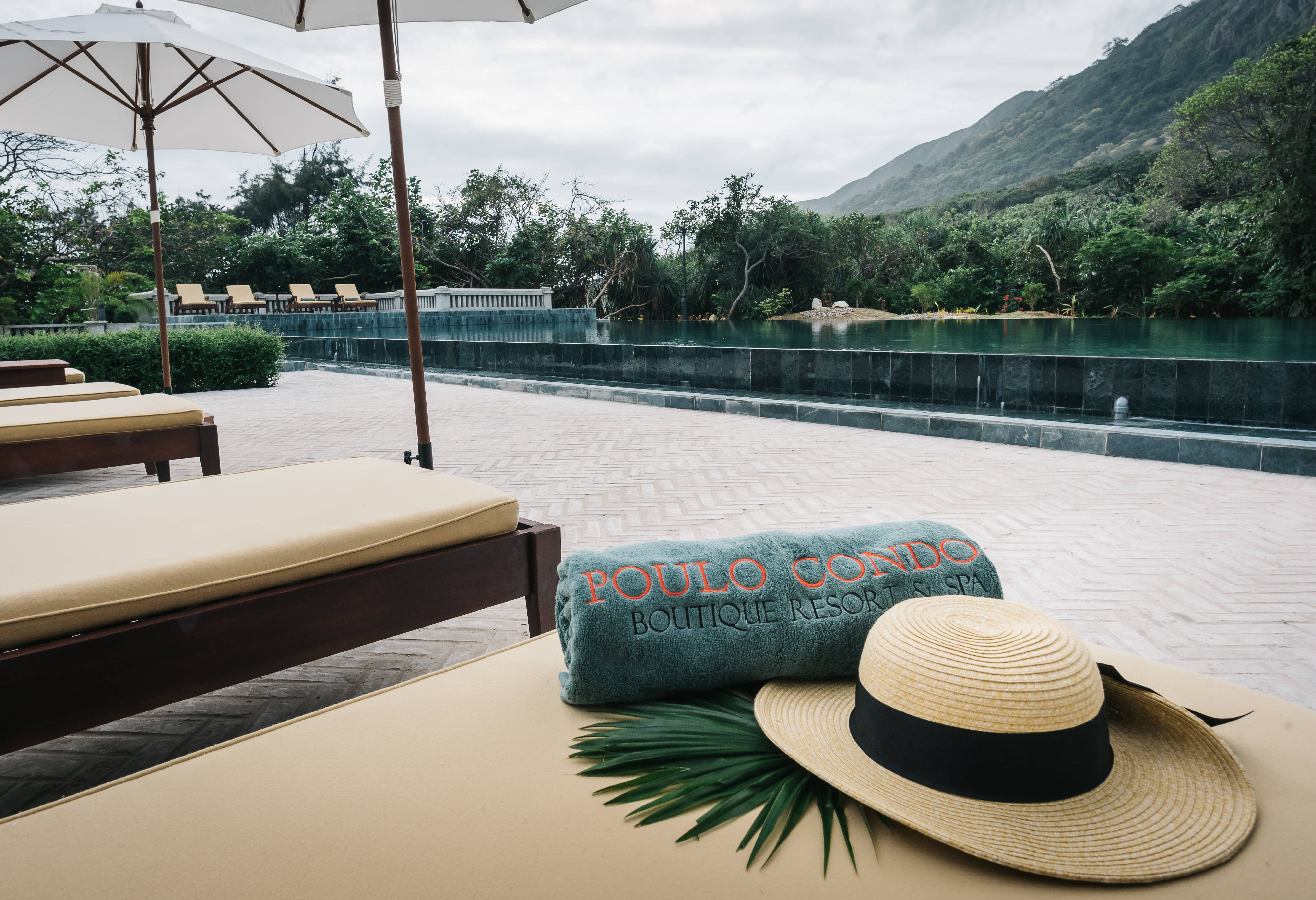 Ontspannen aan het zwembad van het Poulo Condor Boutique Resort op Con Dao in Vietnam