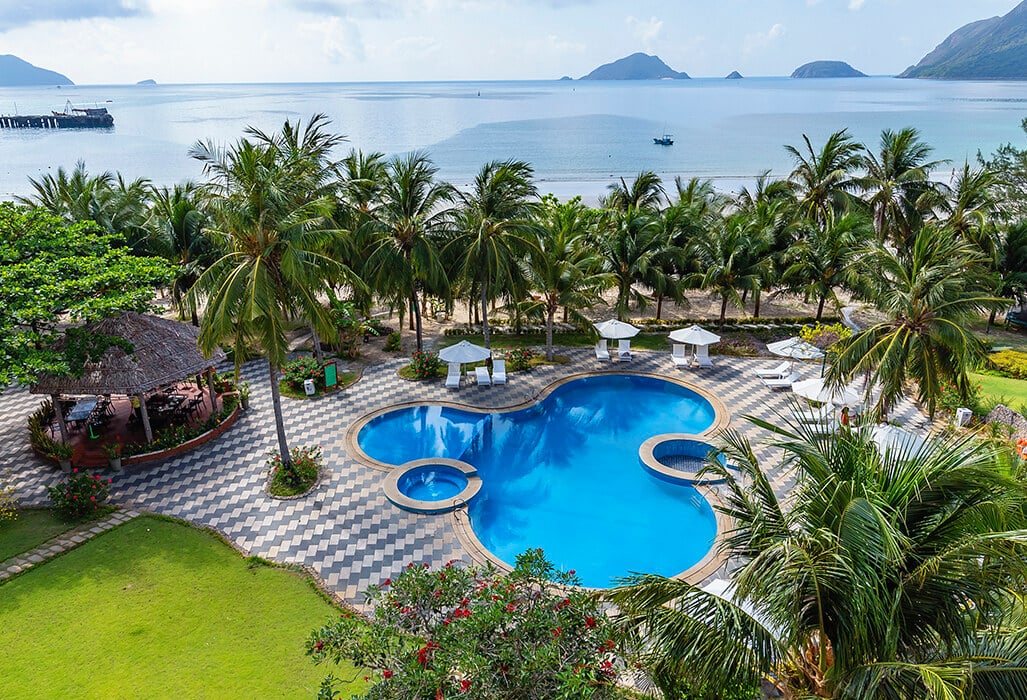 Zwembad van het Con Dao Resort op Con Dao in Vietnam