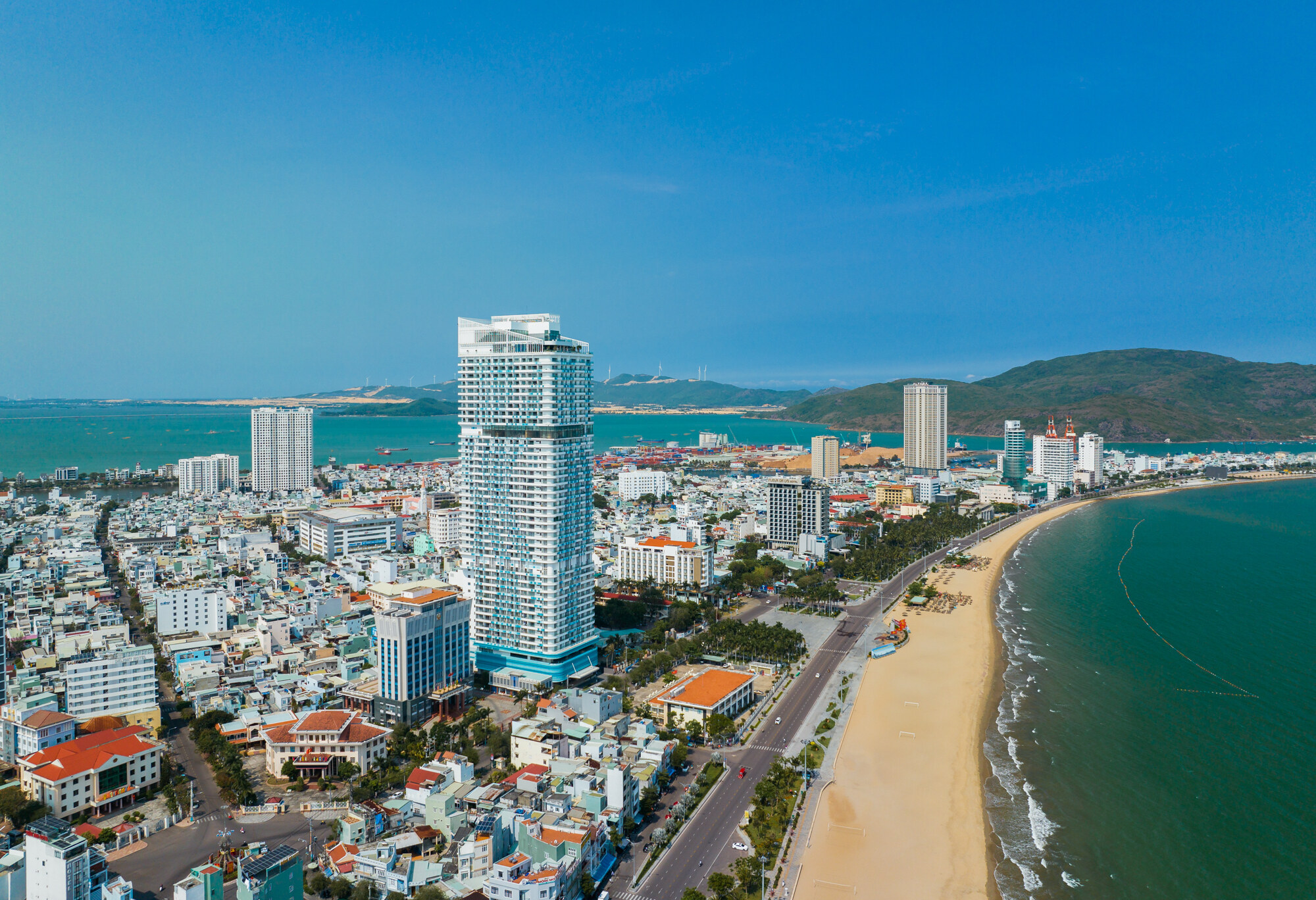 Quy Nhon met het mooie brede strand in Vietnam