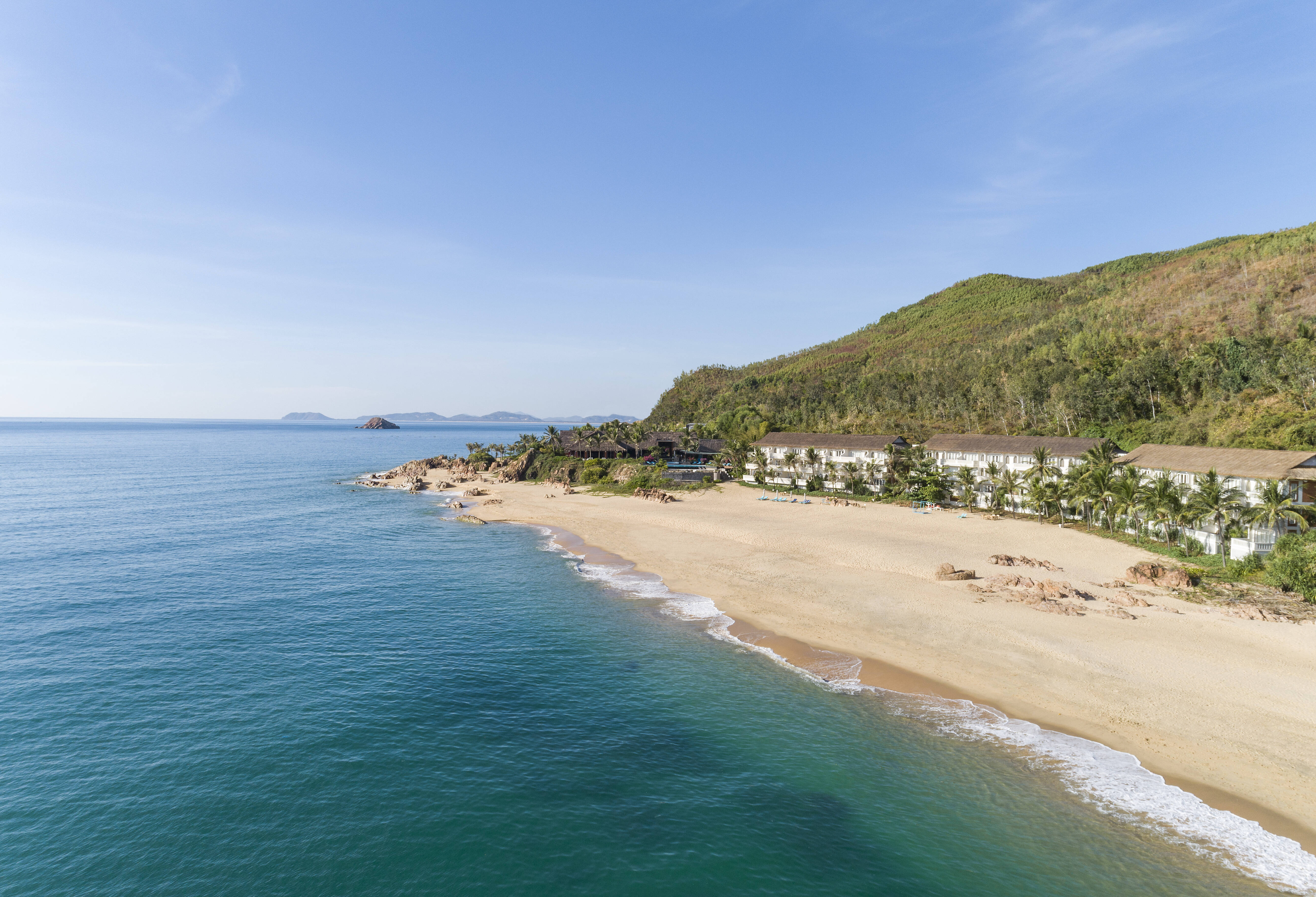 Strand van het Avani Quy Nhon Resort aan het strand nabij Quy Nhon in Vietnam