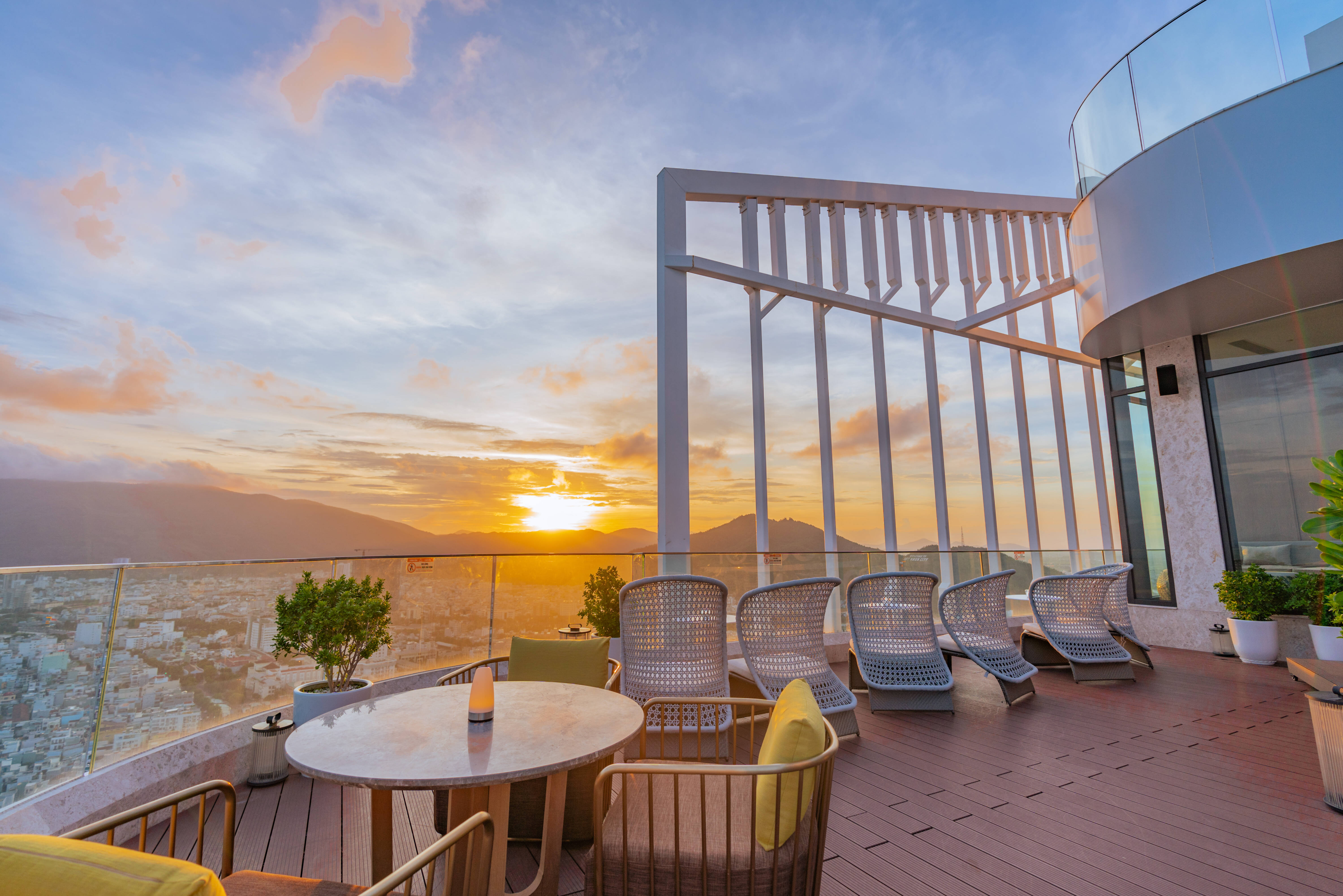 Rooftop bar in het Grand Hyams Hotel in Quy Nhon in Vietnam