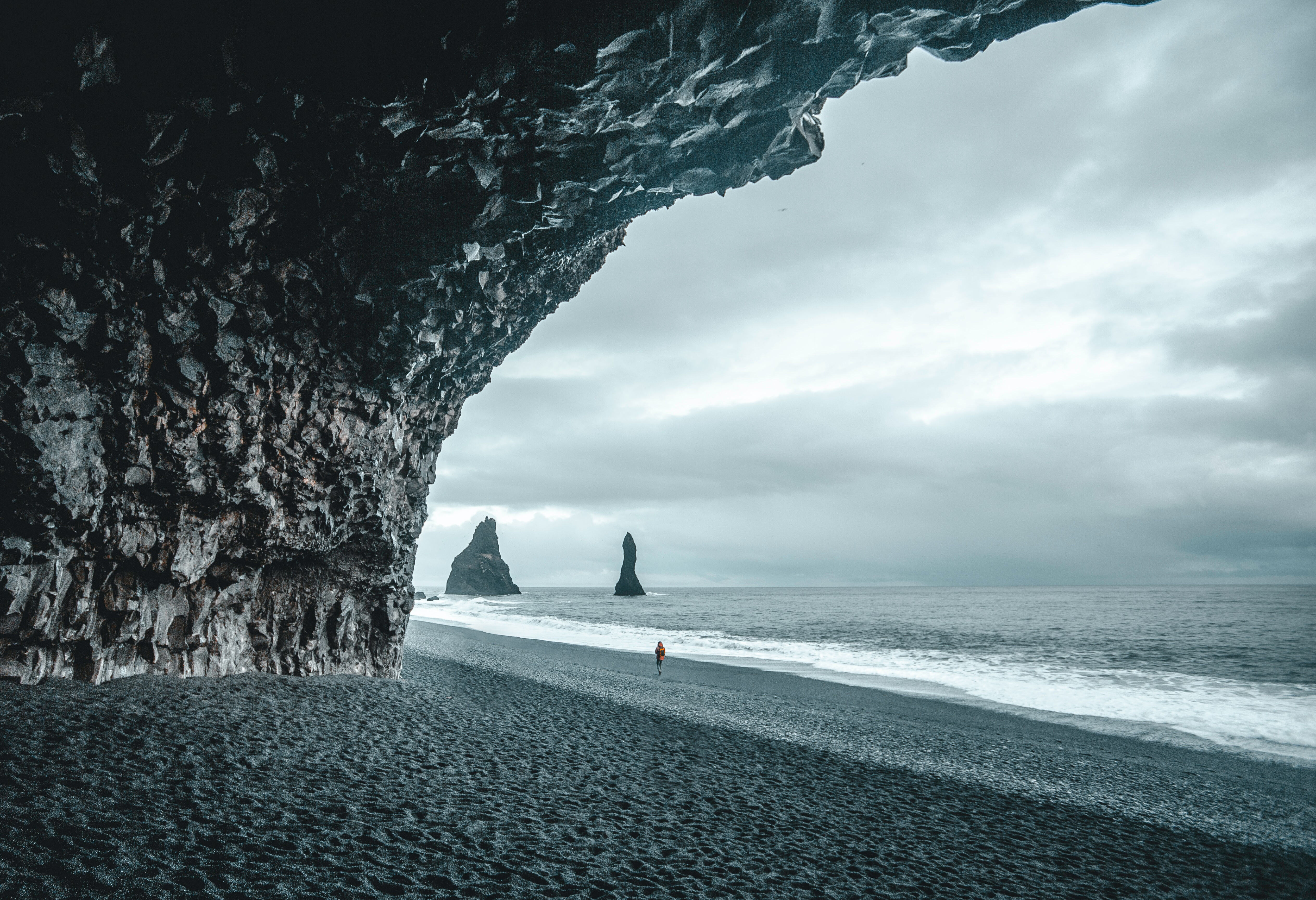 Zwarte strand van Reynisfjara in IJsland