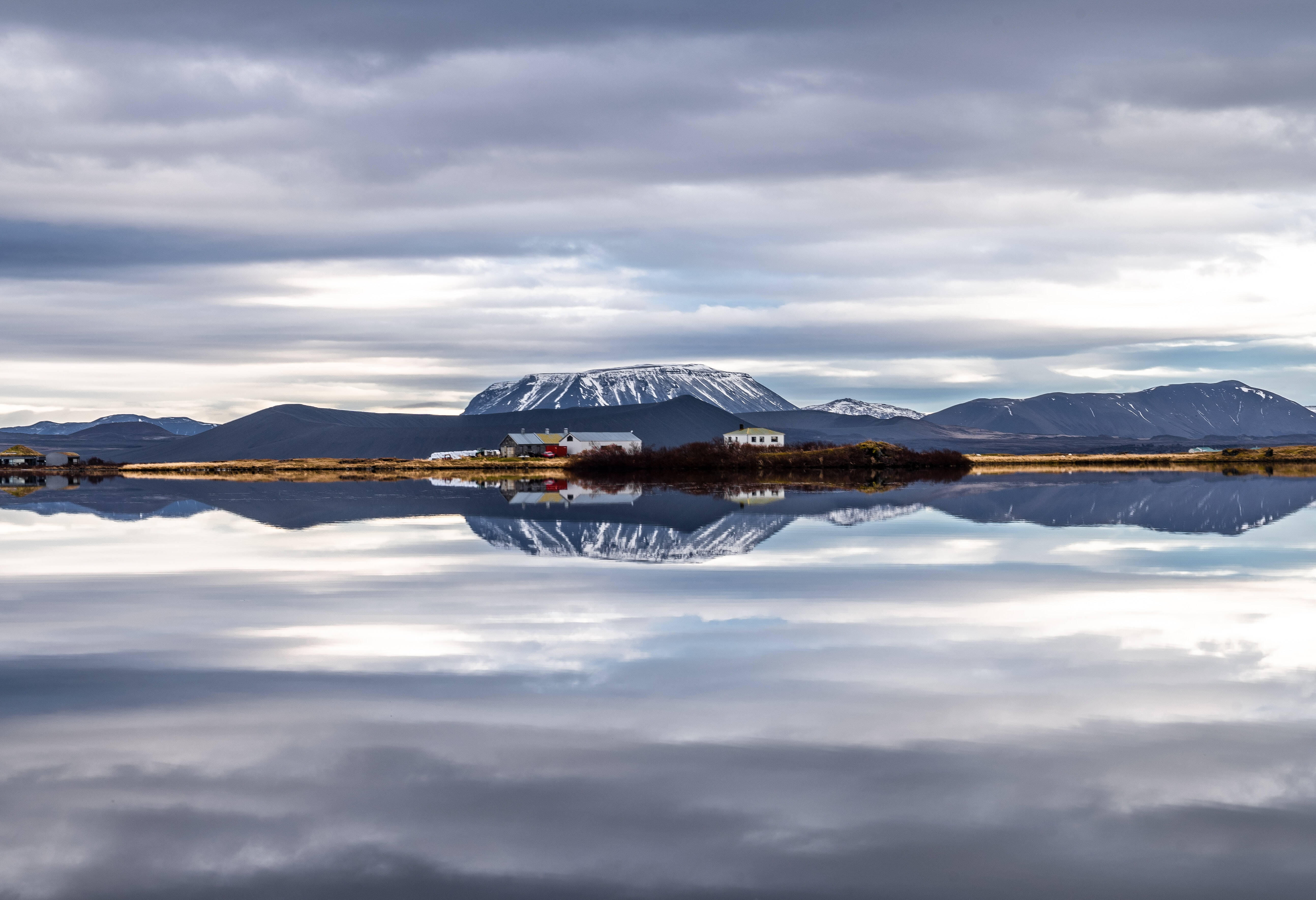 weerspiegeling in Lake Mývatn in IJsland
