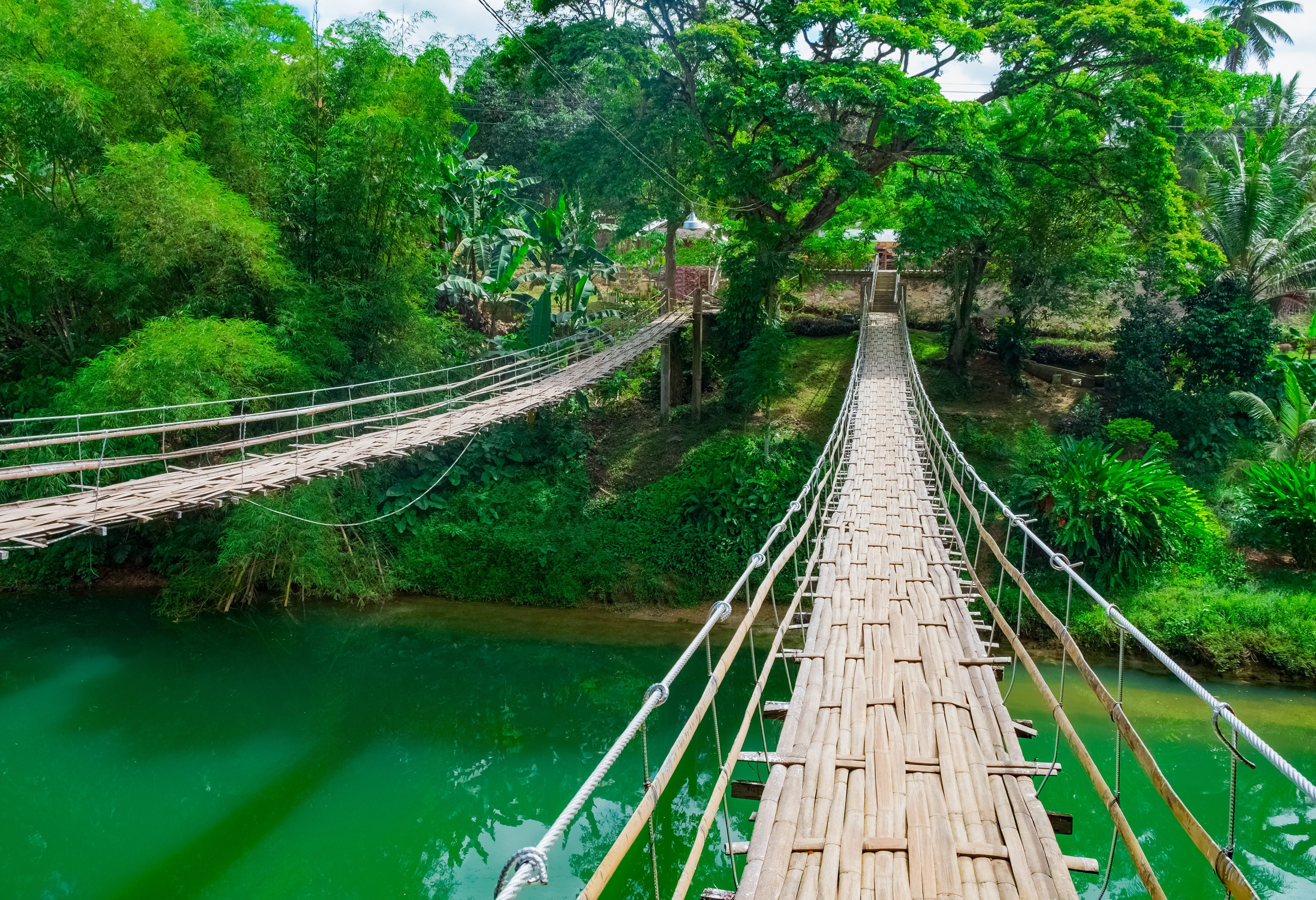 Hangbruggen over de Loboc-rivier