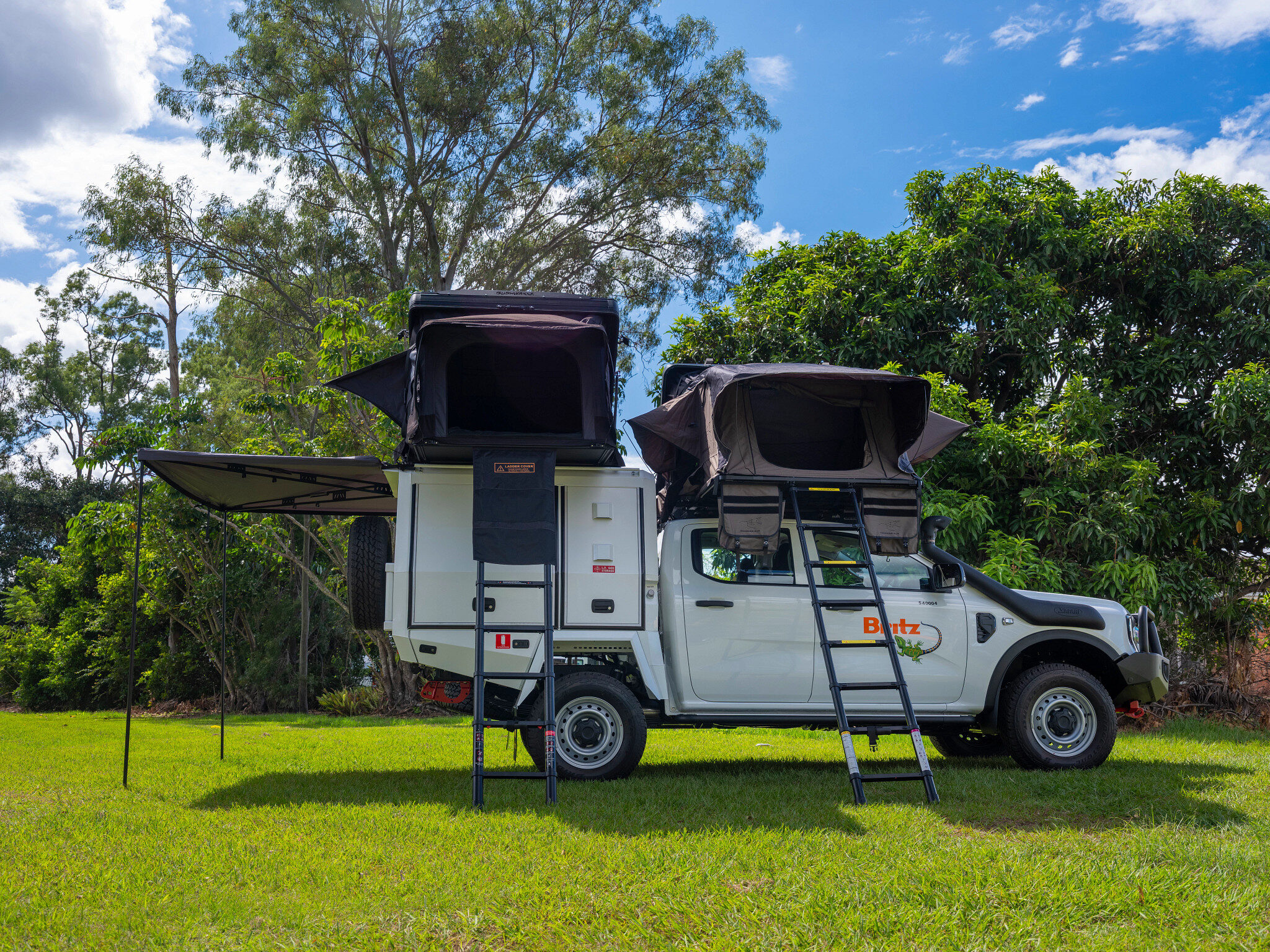 Britz Warrior 4WD camper met tenten opgezet in Australie