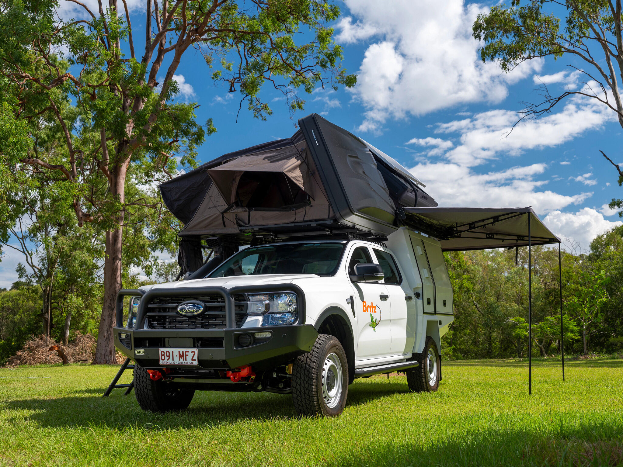 Britz Warrior 4WD camper met tenten en luifel opgezet in Australie