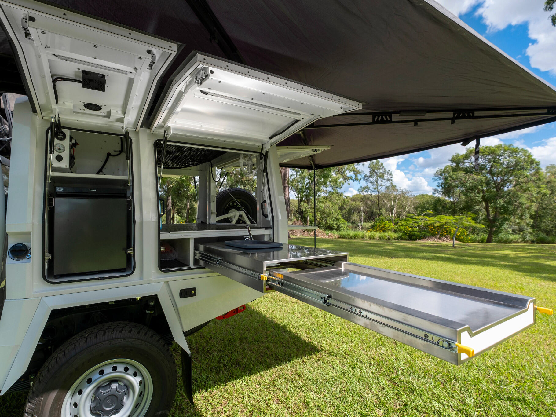 Uitschuifbare keuken van de Britz Warrior 4WD camper in Australie