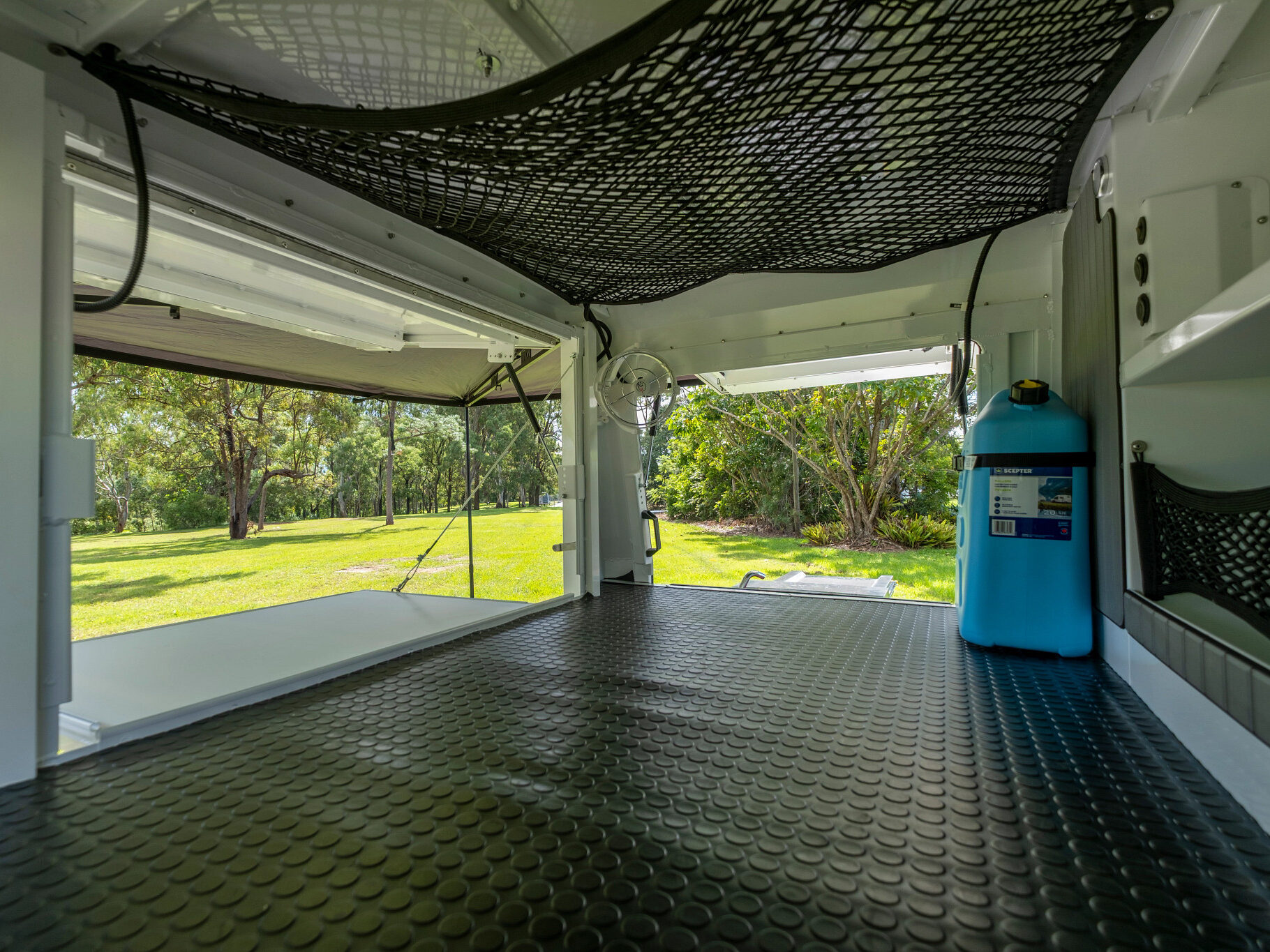 Opbergruimte achterin de Britz Warrior 4WD camper in Australie