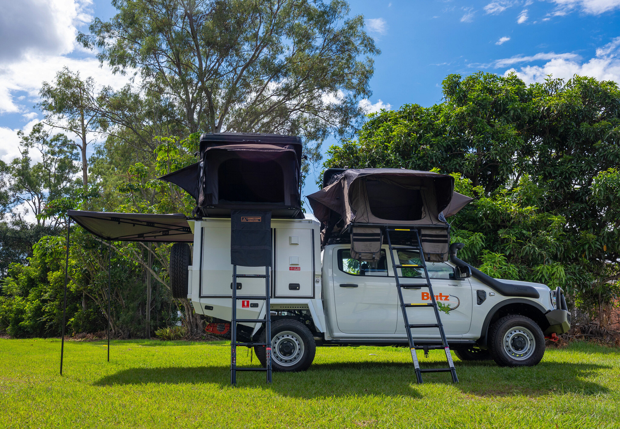 Britz Warrior 4WD camper met tenten op het dak in Australie