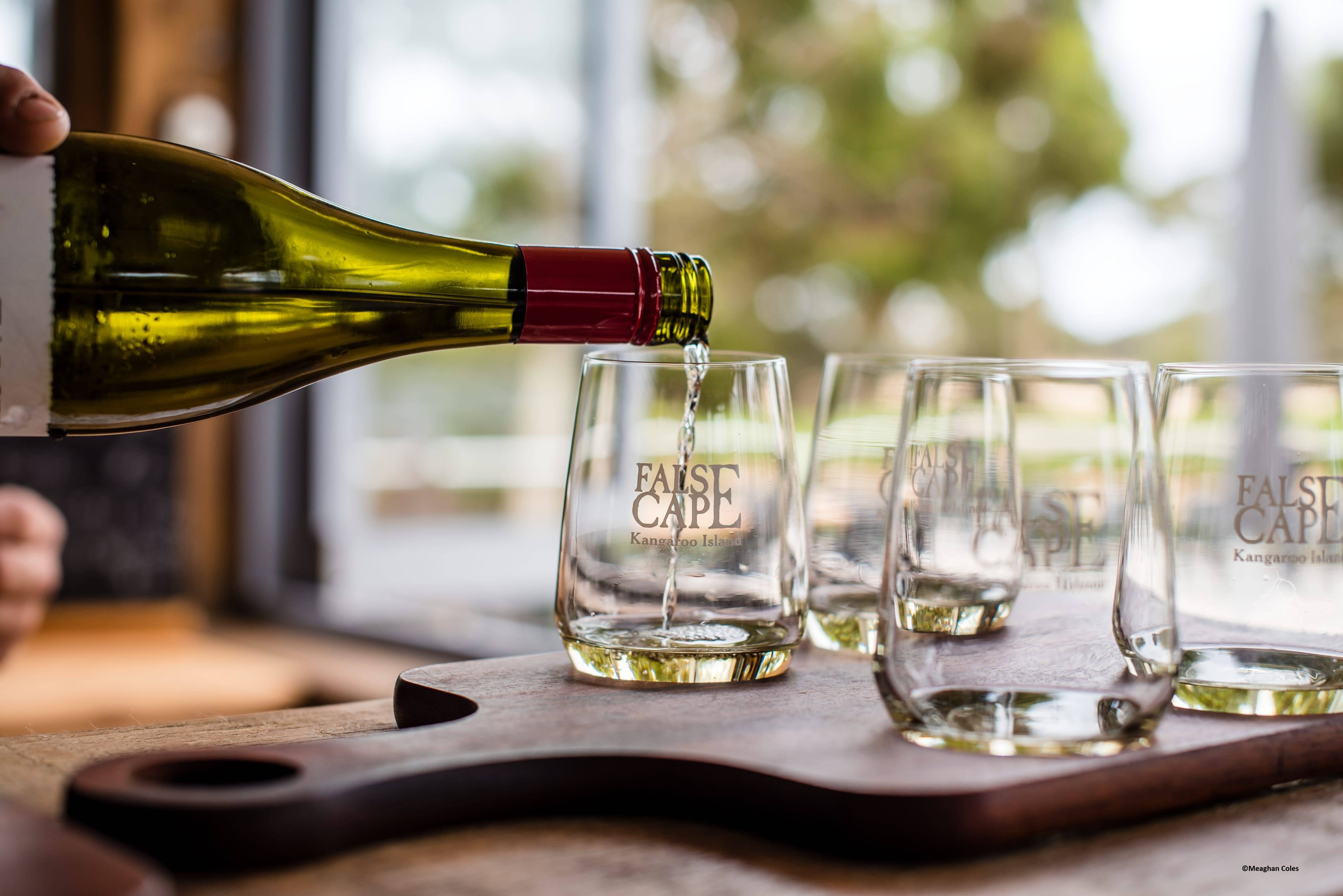 Wijnproeverij bij False Cape Wines Cellar Door op Kangaroo Island in Australie