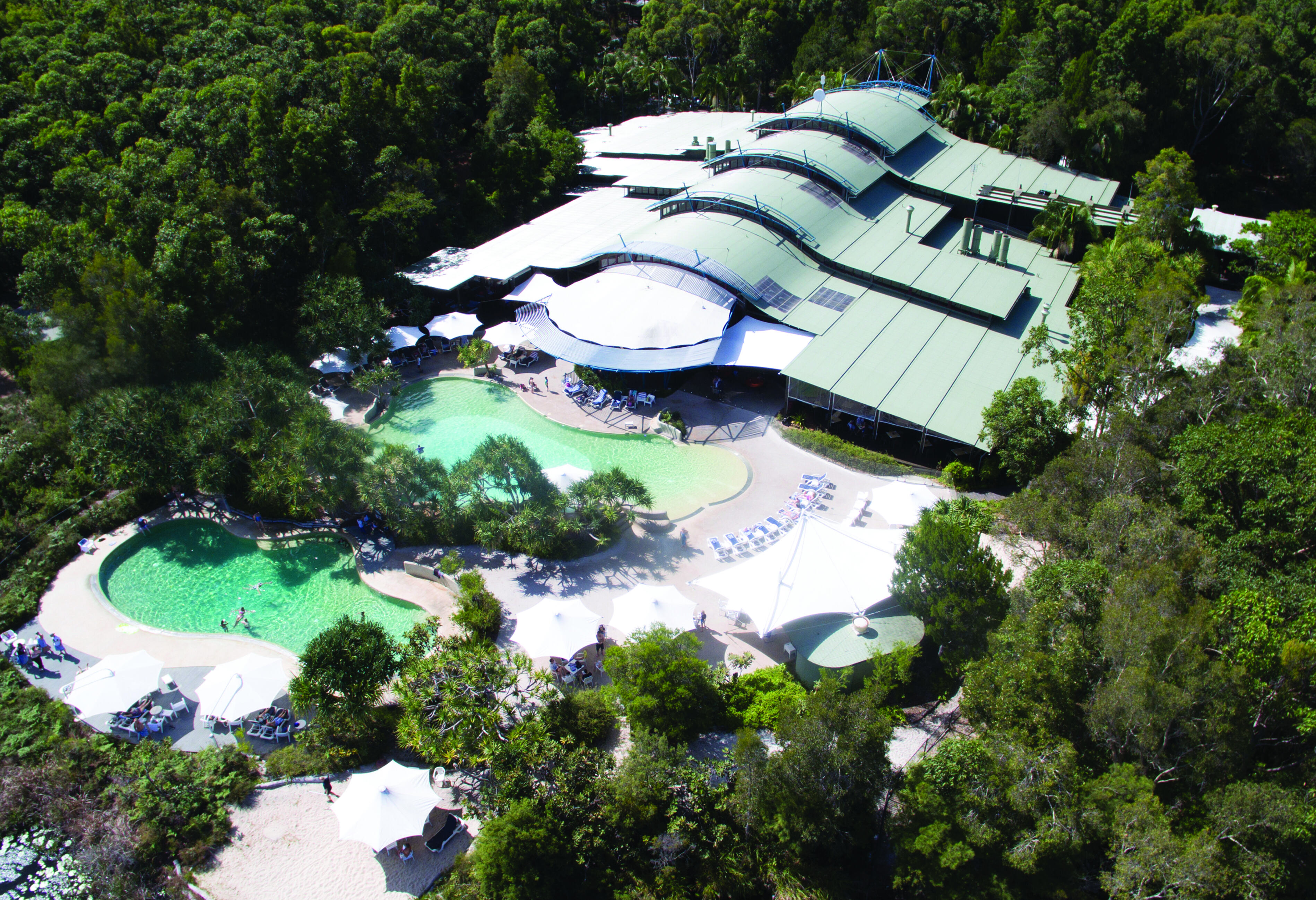 Zwembaden van het Kingfisher Bay Resort op Kgari in Australie