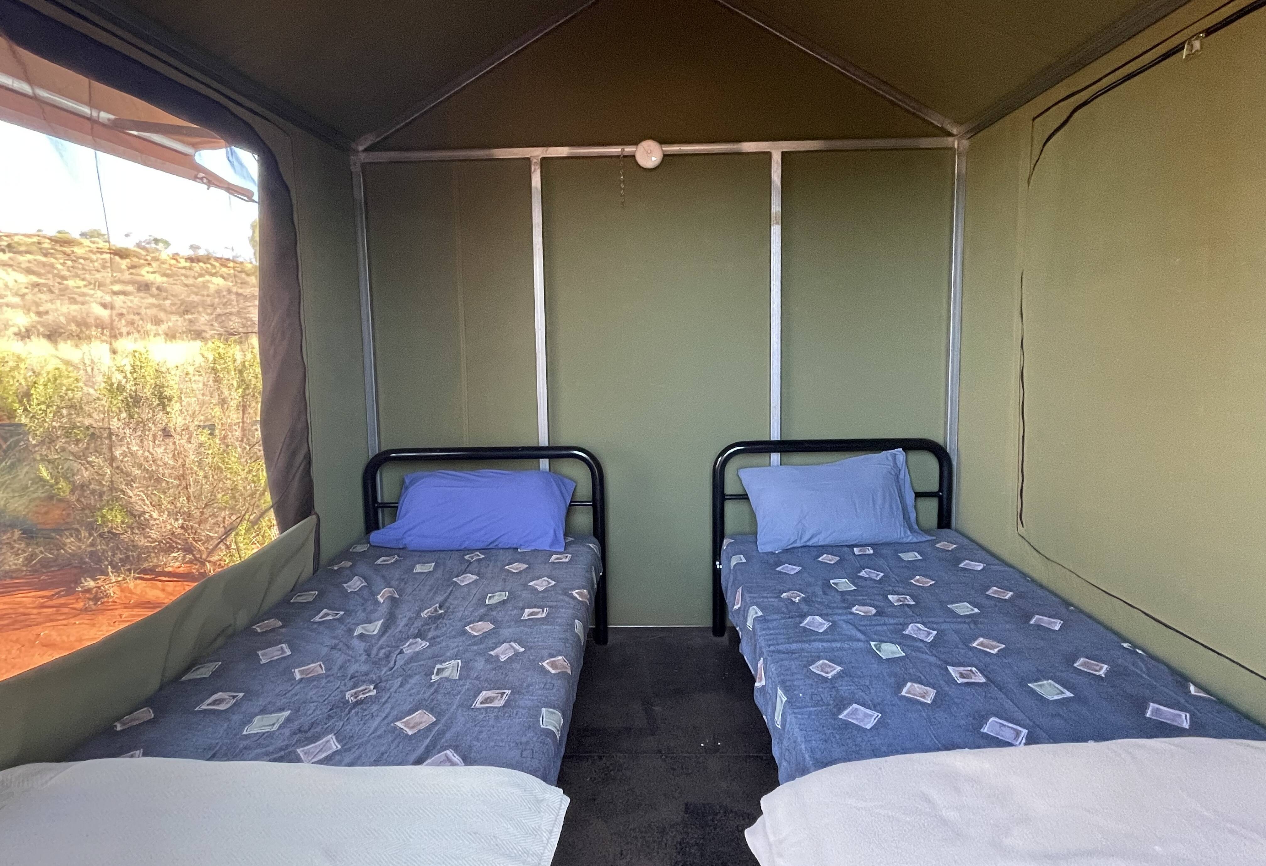 Permanente tent van binnen tijdens Uluru en Kings Canyon Tour in Australie