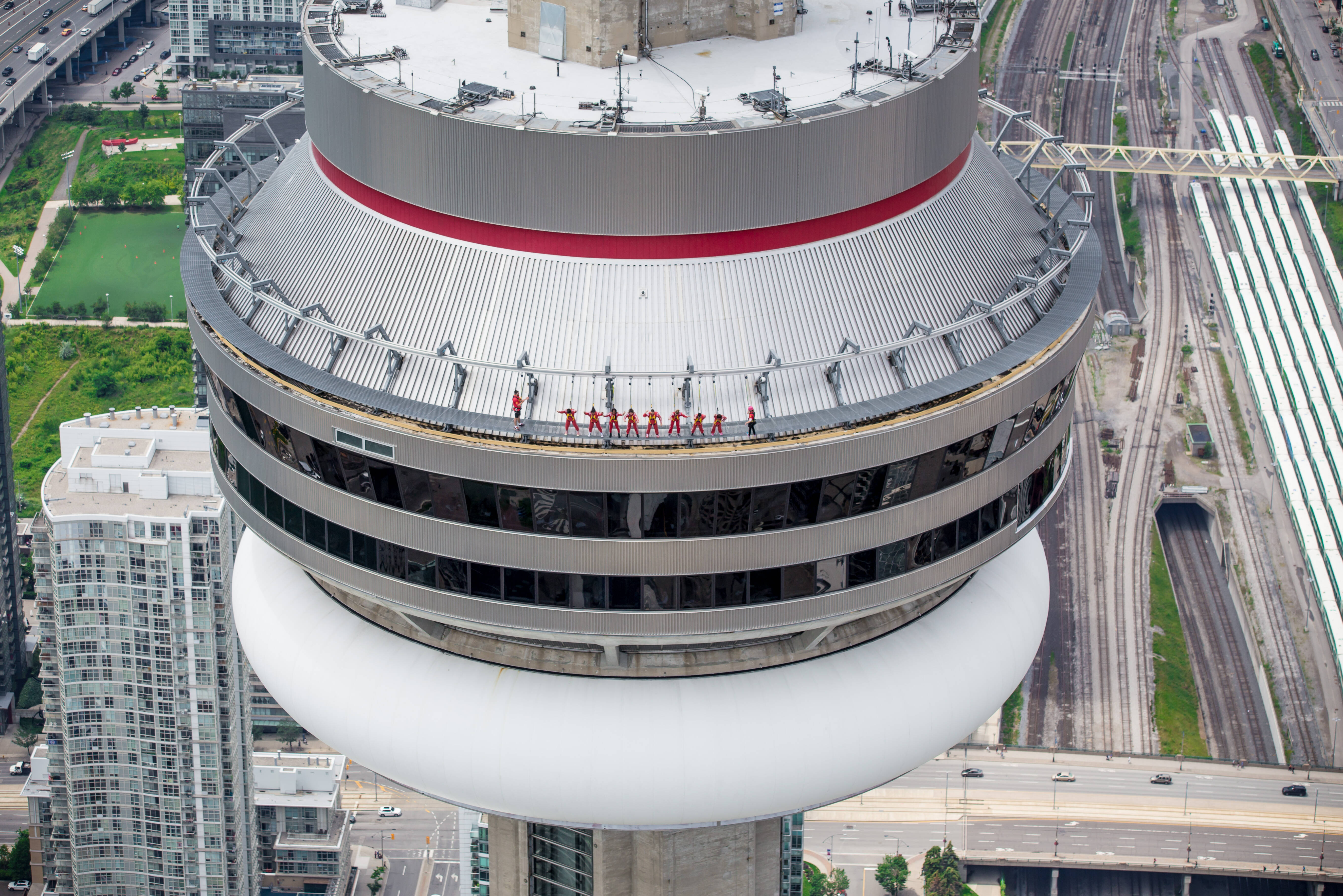 Luchtfoto Skywalk CN Tower Toronto Canada