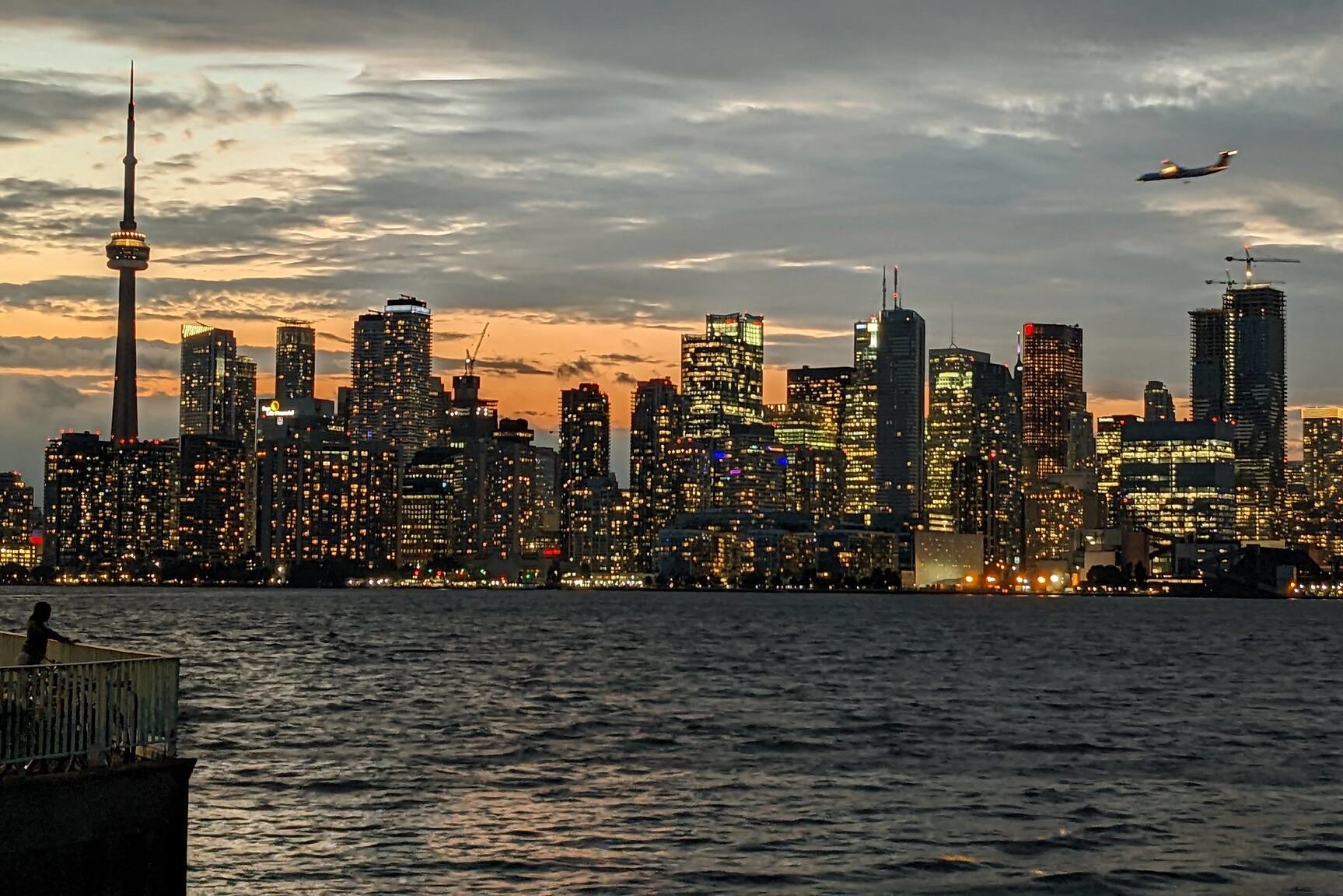 Lichtjes van Toronto tijdens zonsondergang