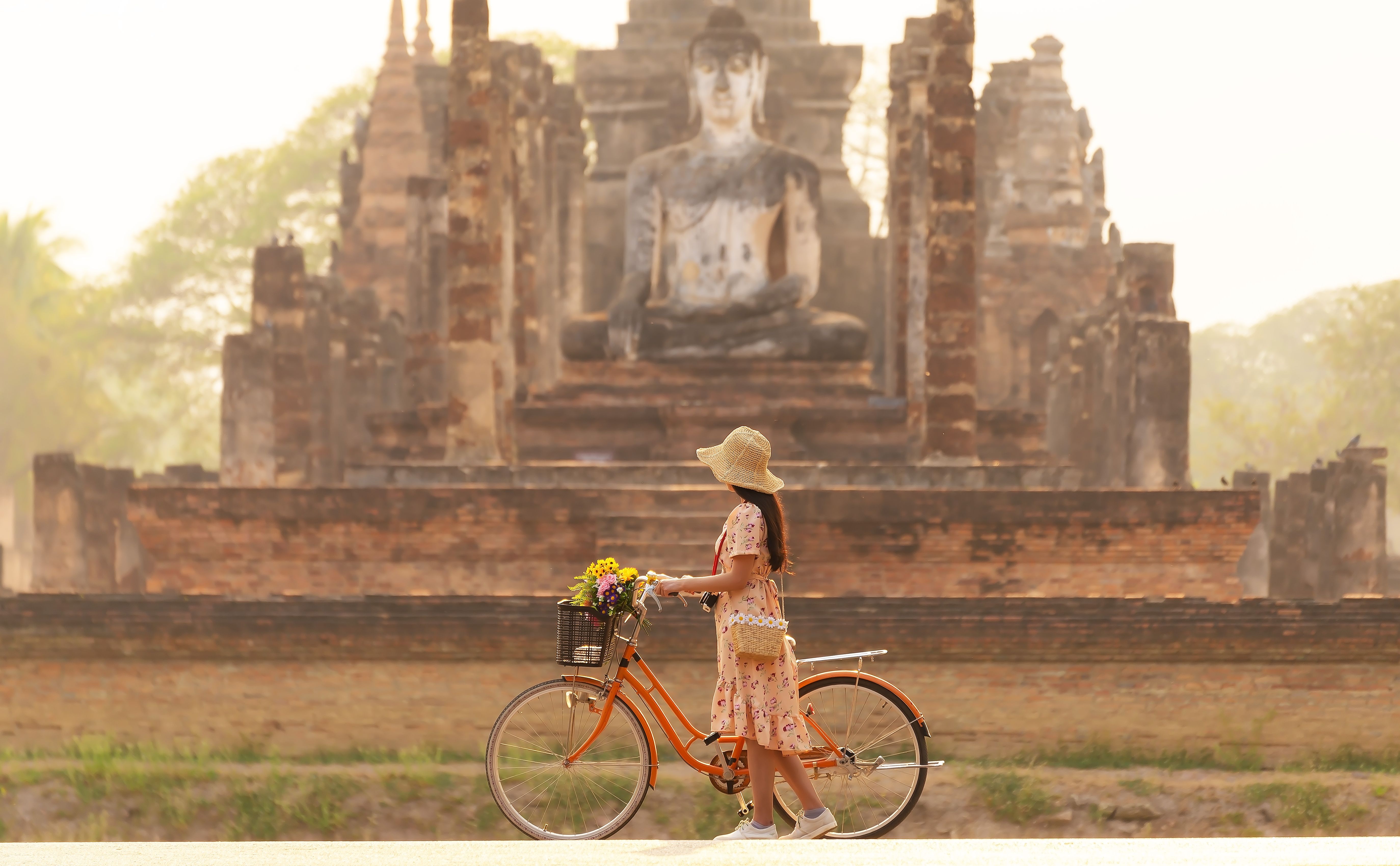 Thailand-Ayutthaya-toerist-met-fiets