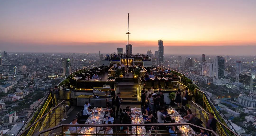 BTTHBK_Dining_Vertigo_and_Moon_Bar_Dining_Area_Sunset_2