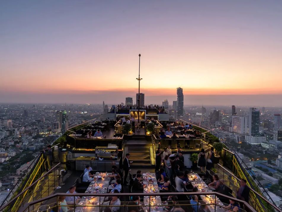 BTTHBK_Dining_Vertigo_and_Moon_Bar_Dining_Area_Sunset_2