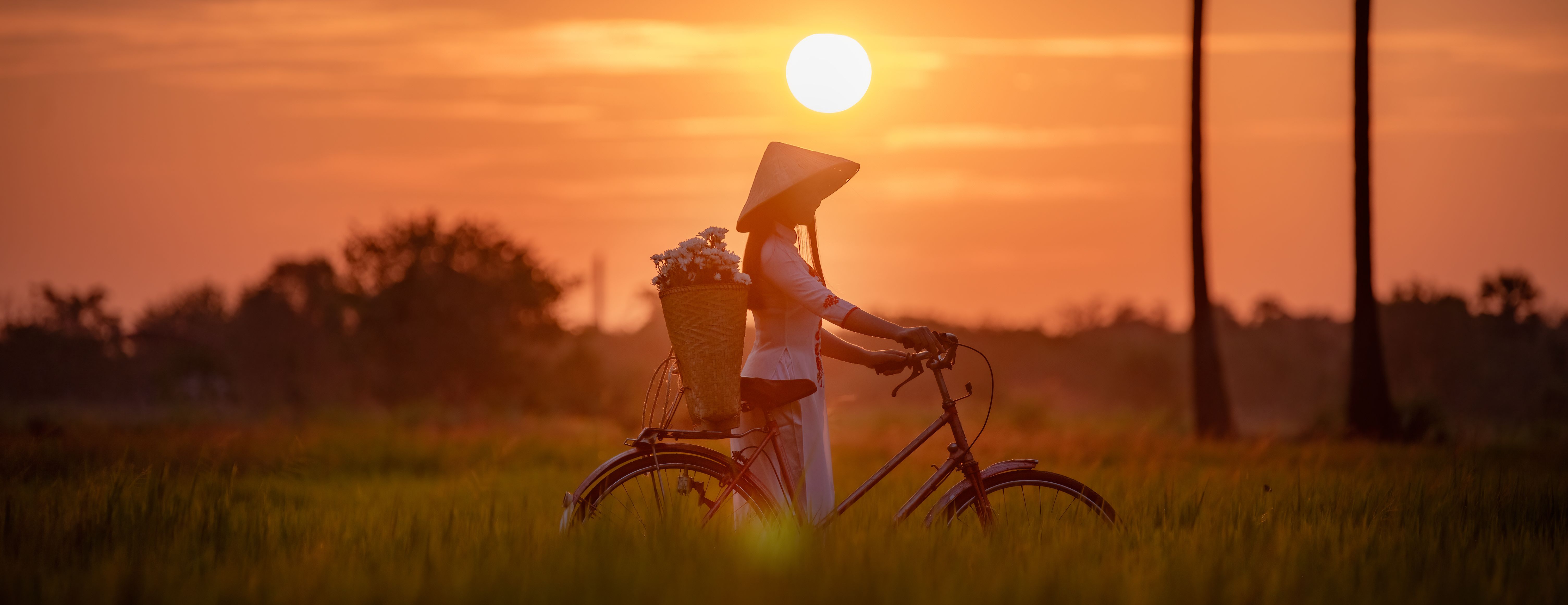 Vietnam-vrouw-met-fiets-sfeerbeeld