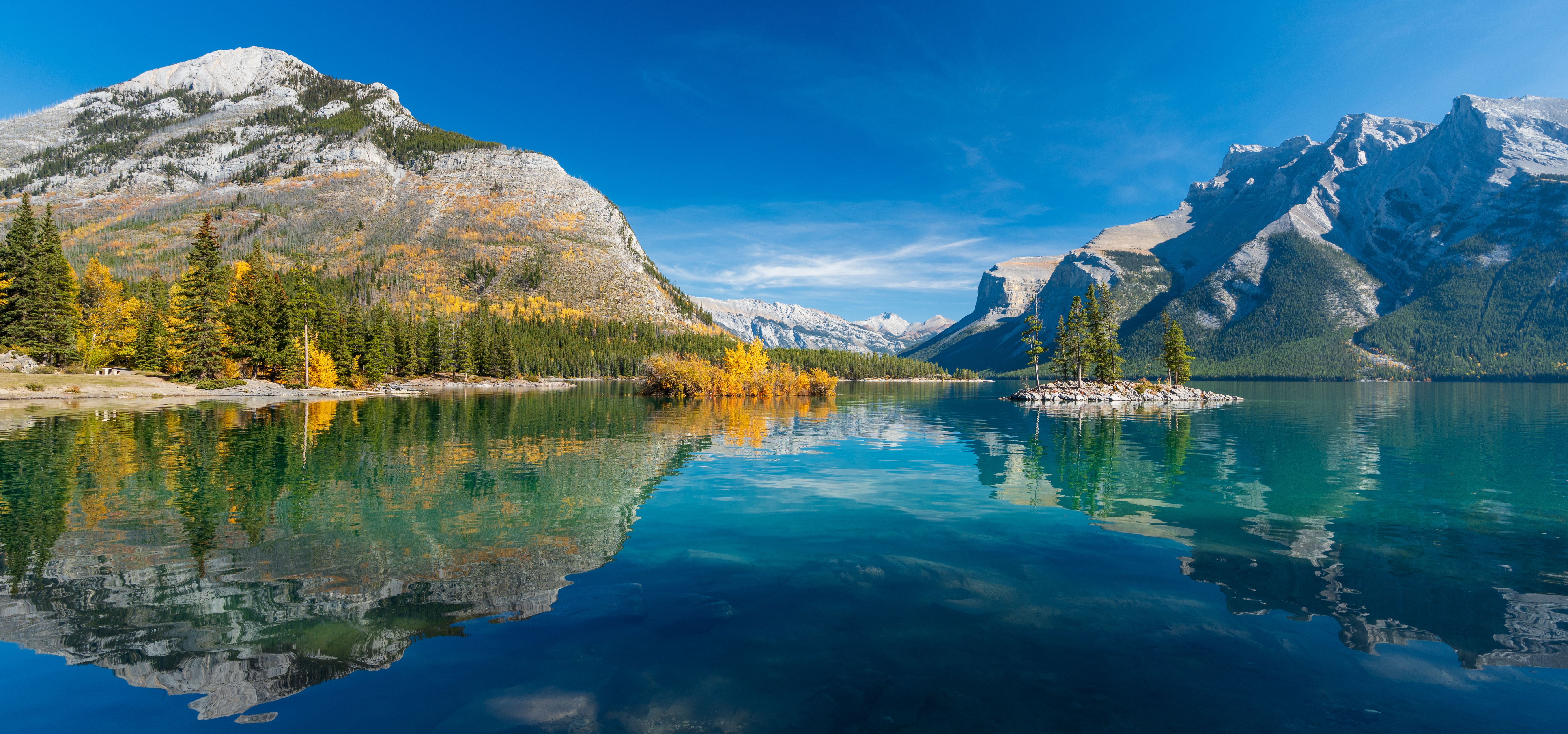 Canada-Banff-National-Park-Lake-Minnewanka-landschap