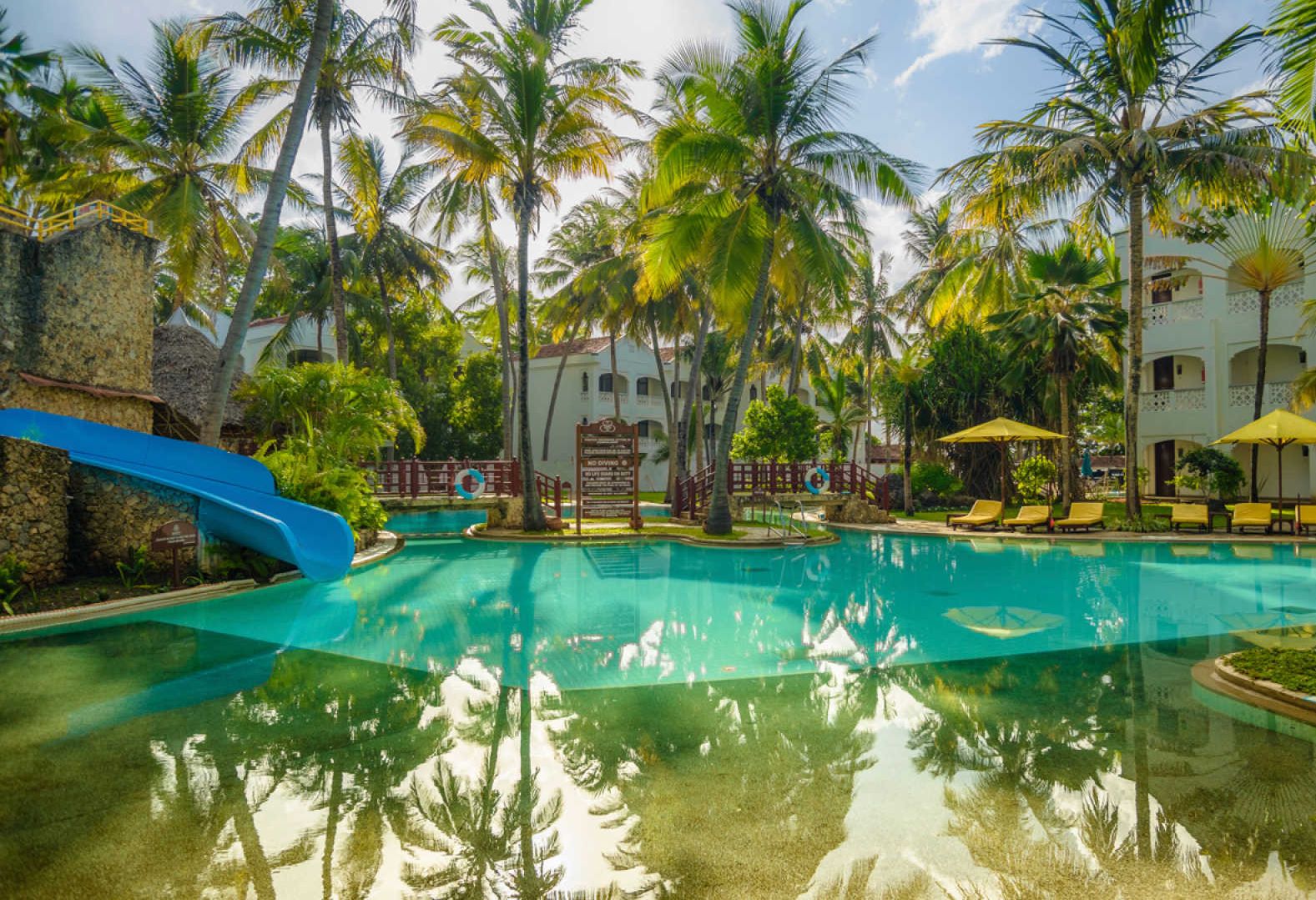 Zwembad in de tropische tuin van het Sarova Whitesands Beach Resort in Kenia