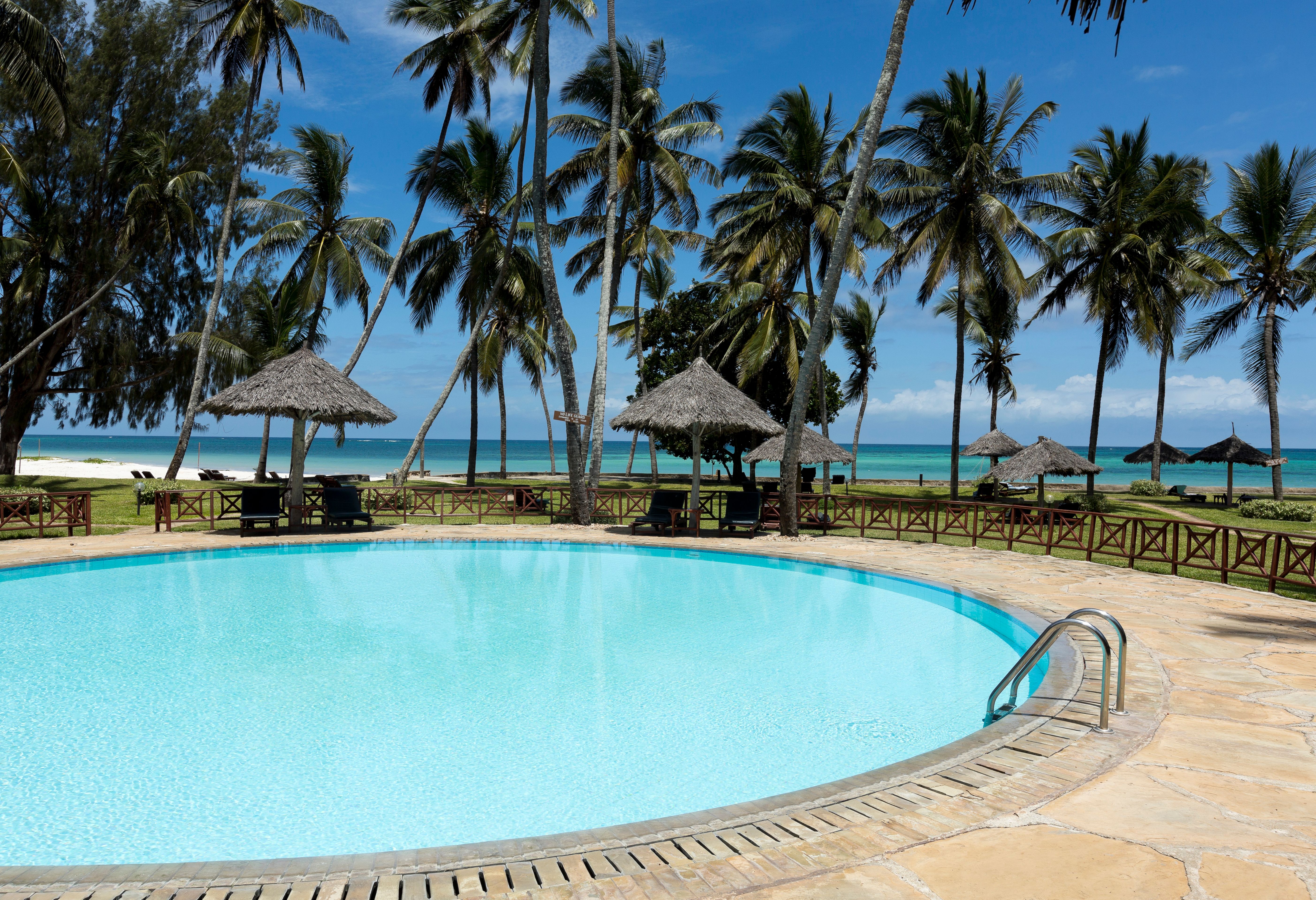 Zwembad van het Neptune Paradise Beach Resort in Diani Beach in Kenia