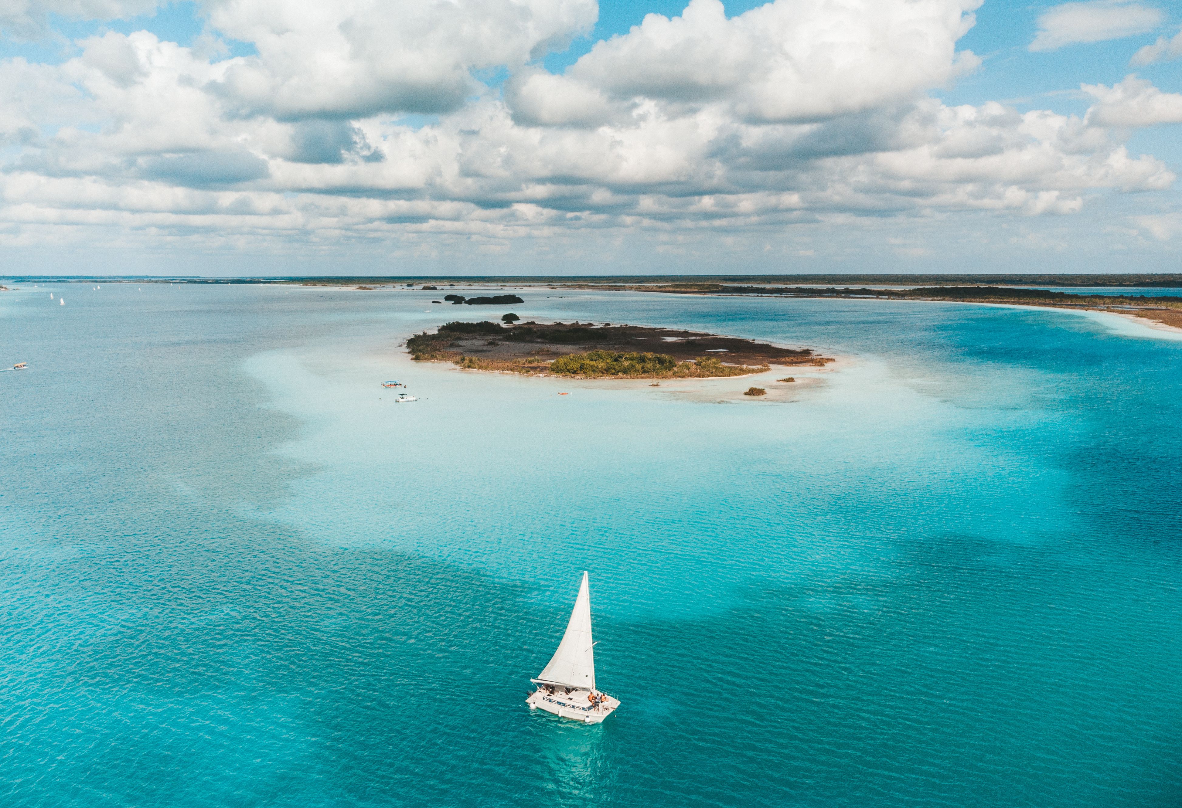 Mexico Bacalar Jacht door de lagune