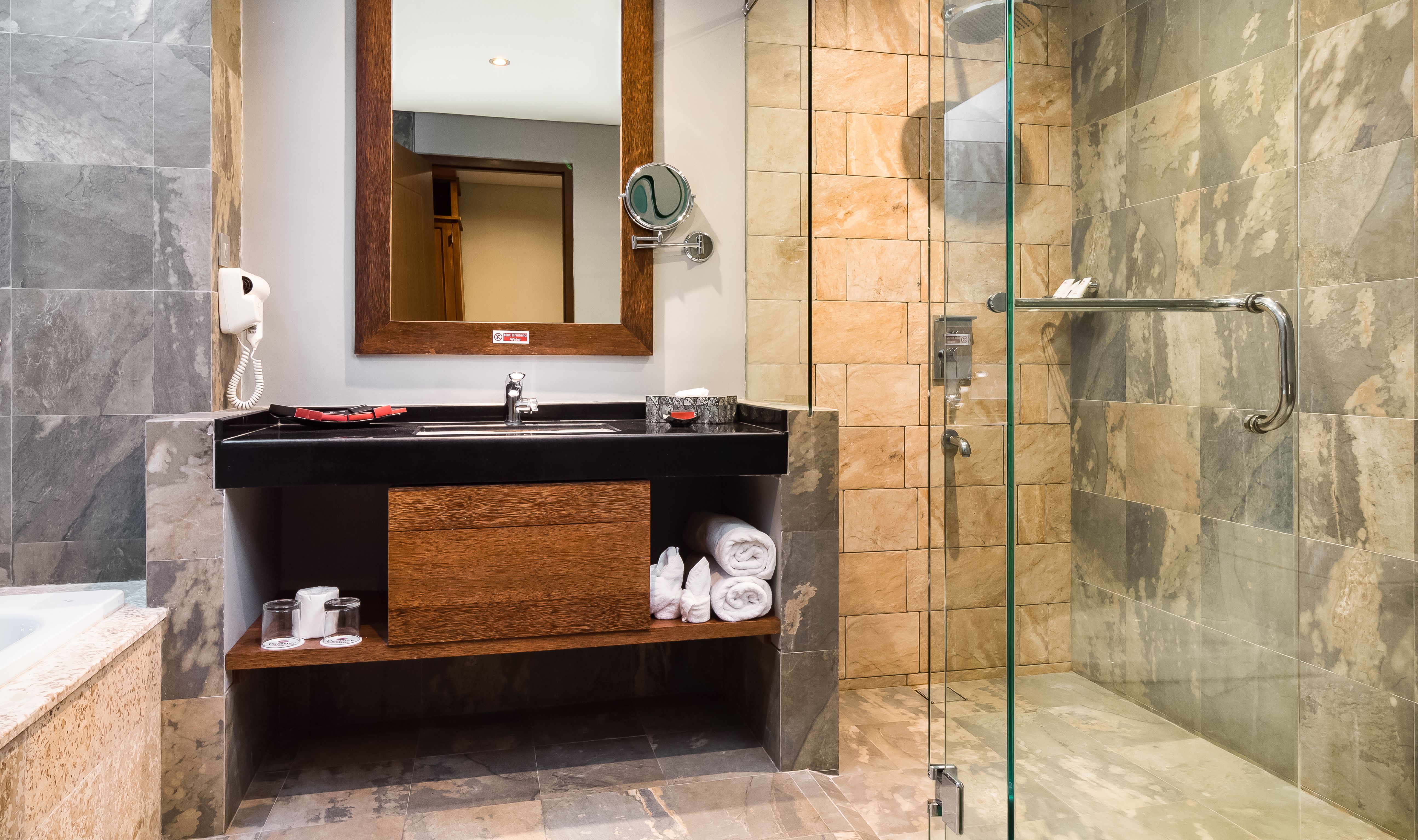 Indonesie Bali Ubud Best Western Premier Agung Resort Deluxe Badkamer