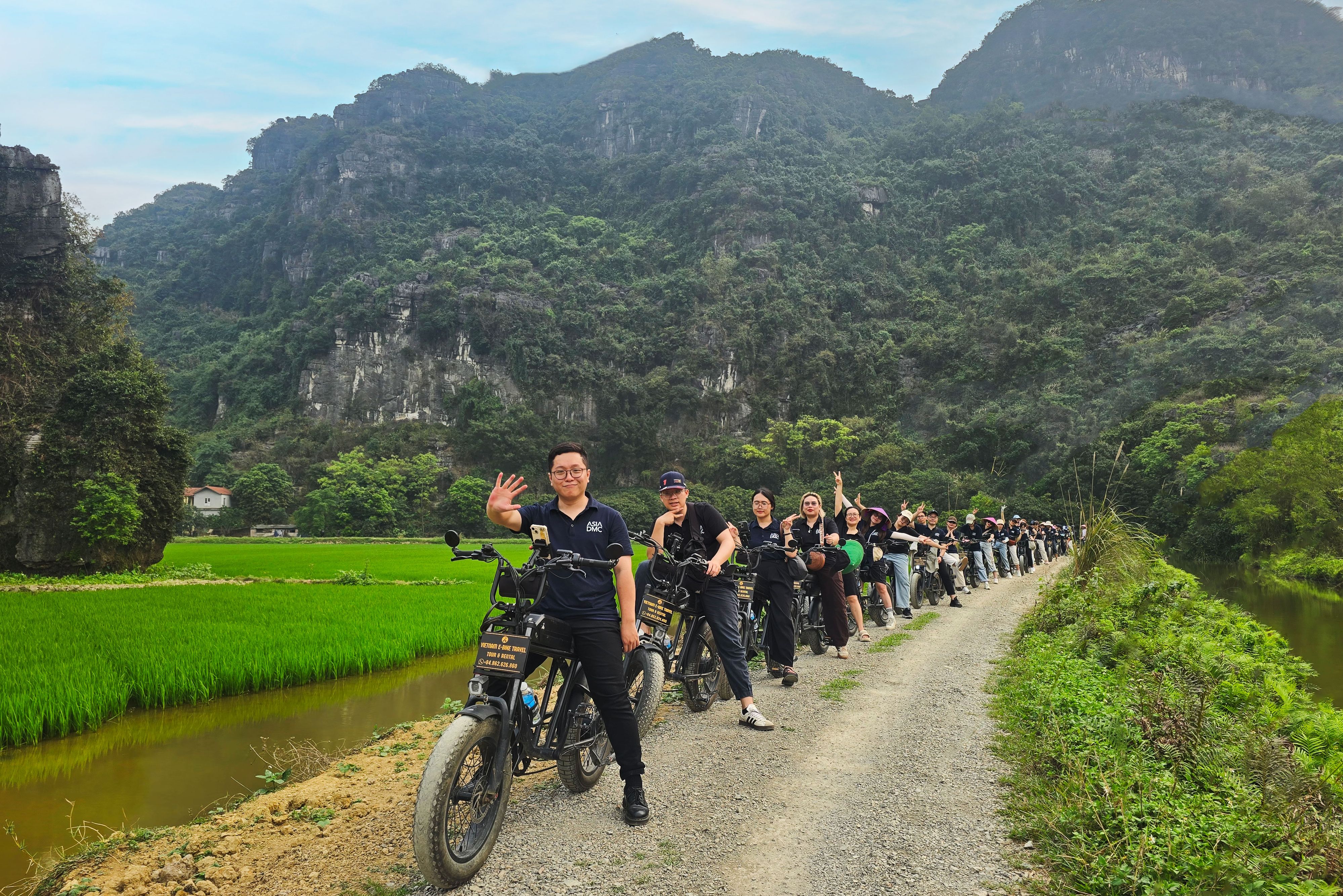 Vietnam Ninh Binh Peda and Paddle by E-bike Onderweg