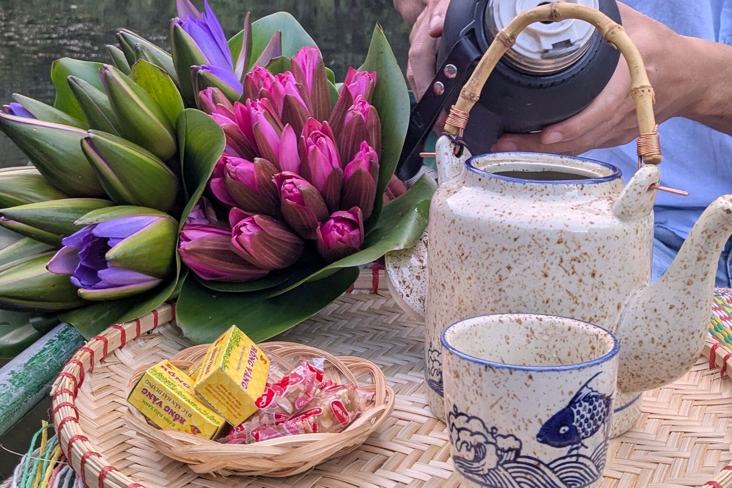Vietnam Ninh Binh Peda and Paddle by E-bike Thee ceremonie