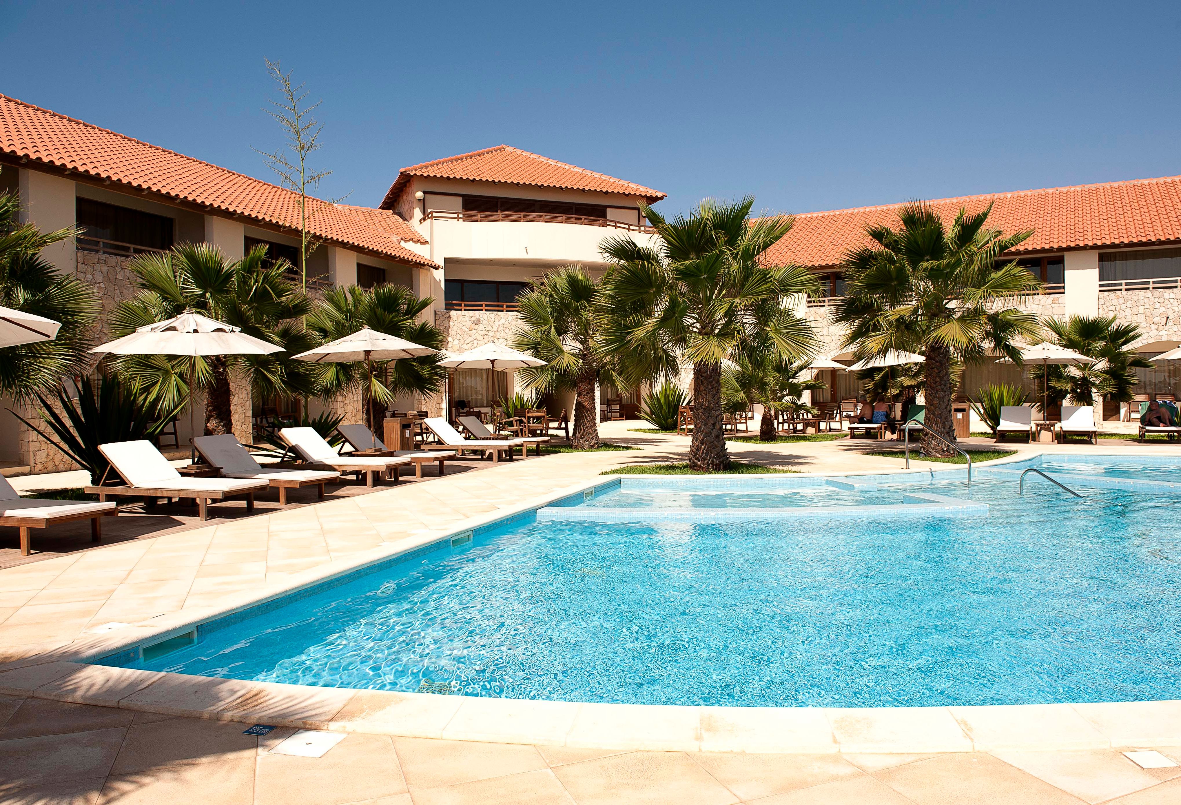 Zwembad met ligbedden Hotel Morabeza