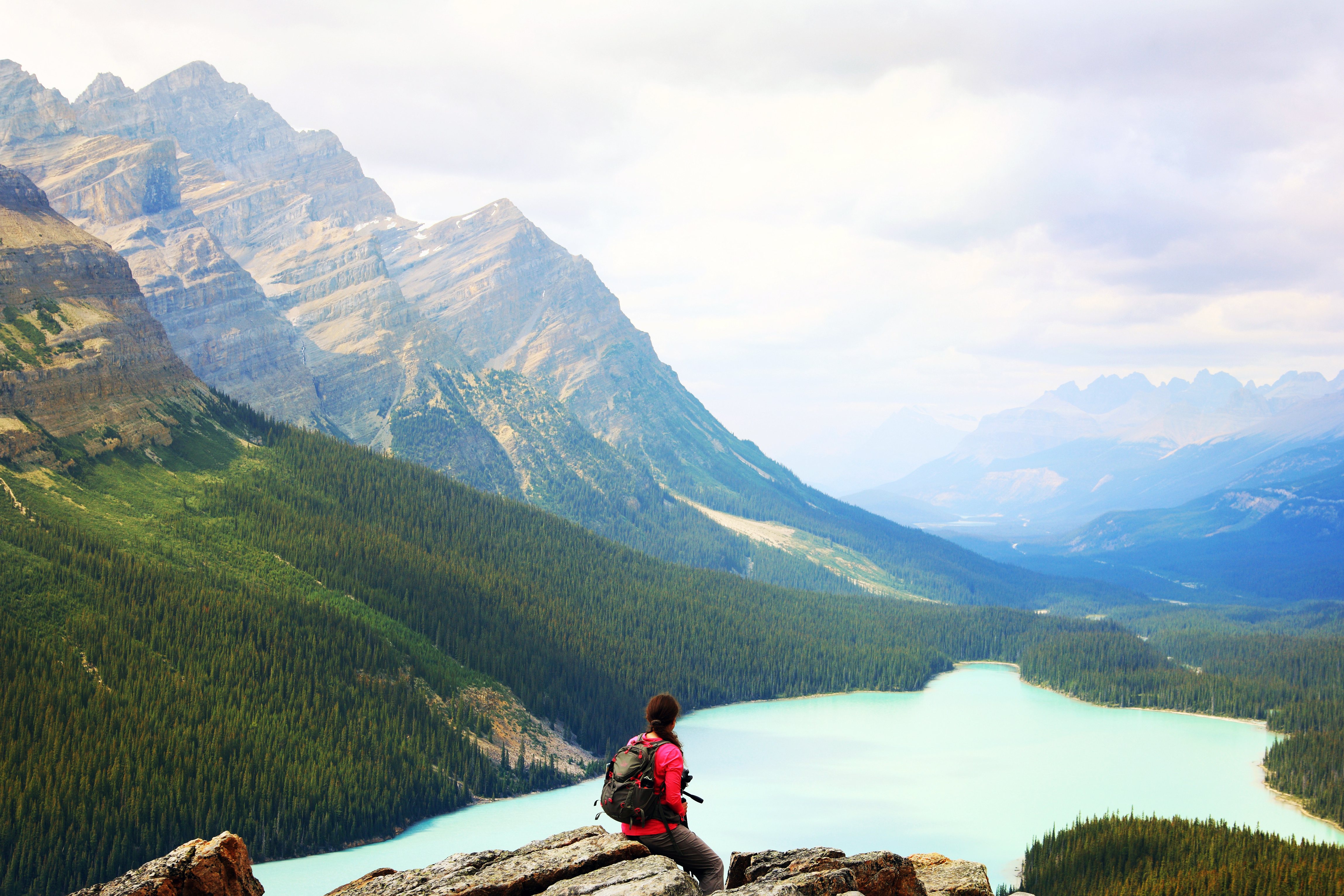 Vrouw geniet van uitzicht in Banff National Park