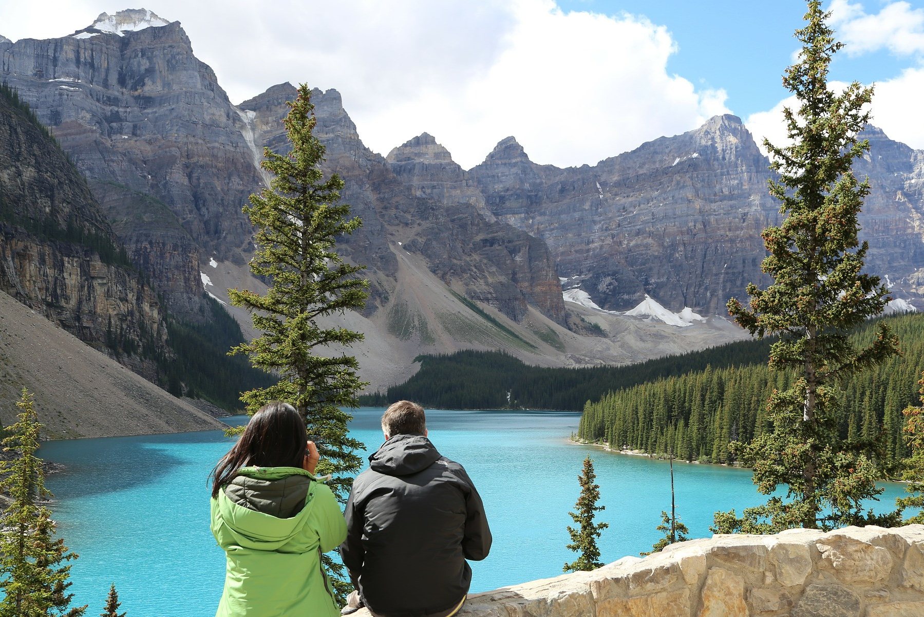 Stel geniet van uitzicht over Lake Moraine in Banff National Park