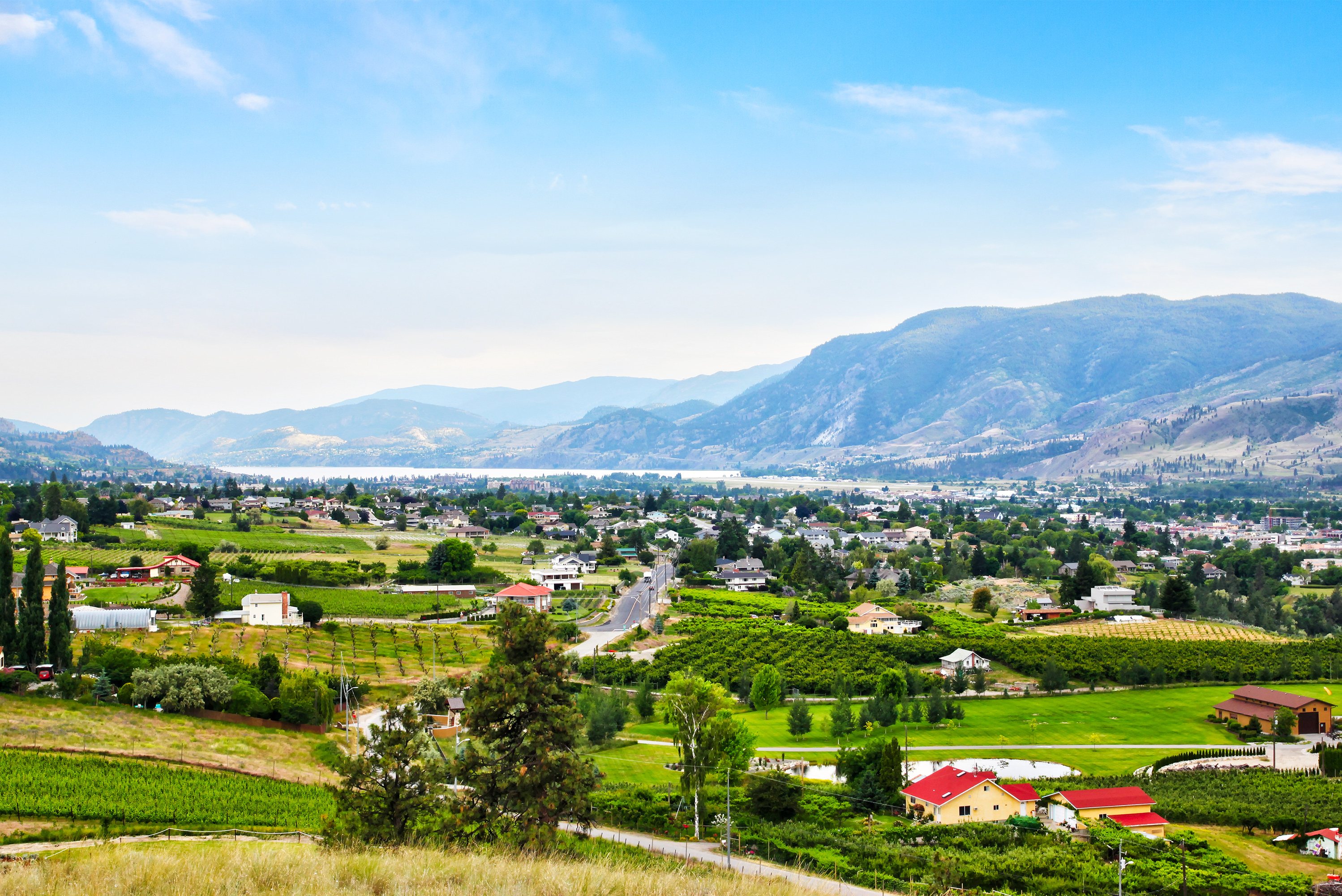 Uitzicht Kelowna met wijngaarden en Lake Okanagan